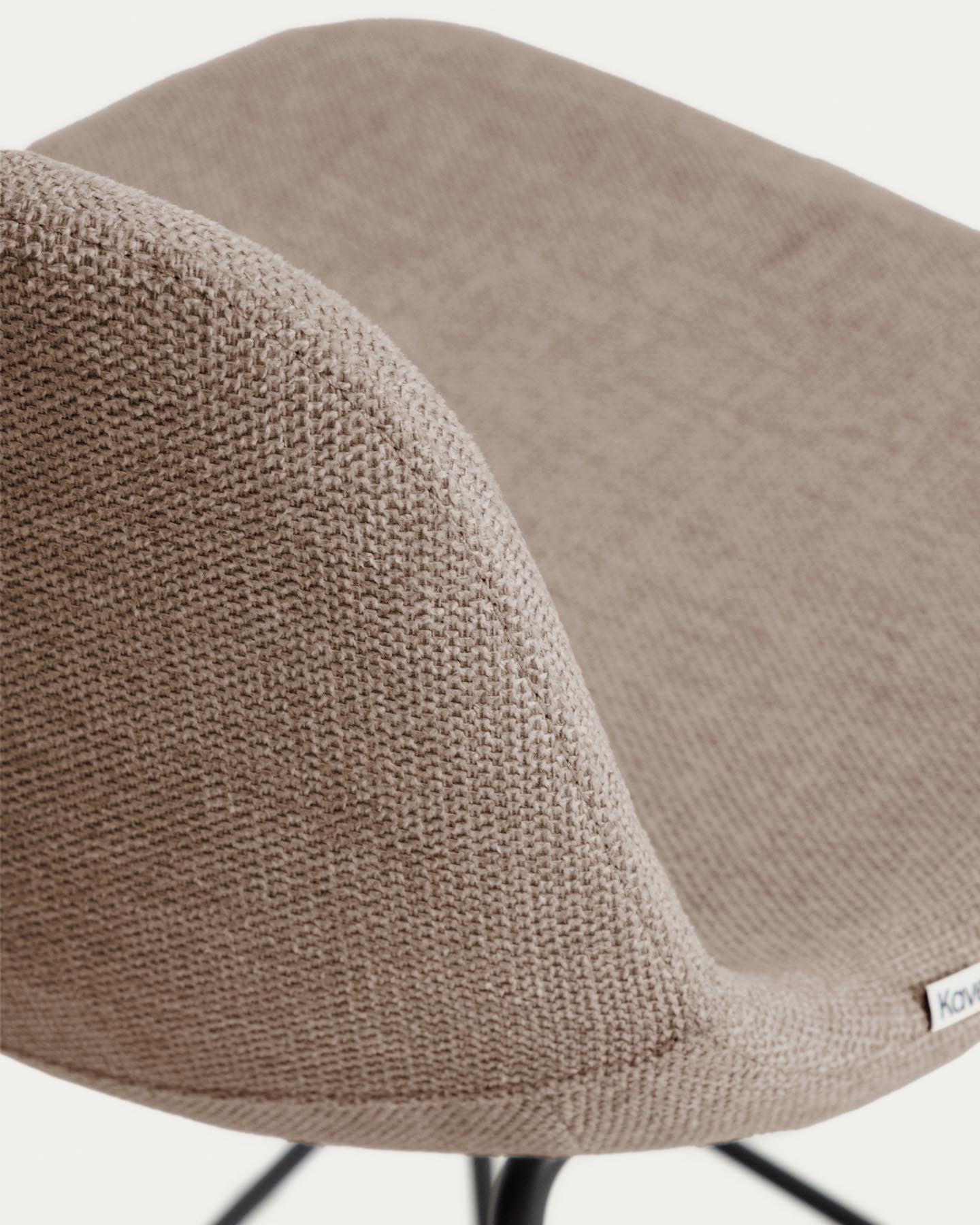 Hocker Zahara mit brauner Chenille und Stahlbeinen mit schwarzem Finish, 65 cm, FSC 100 % in Braun präsentiert im Onlineshop von KAQTU Design AG. Barhocker ist von Kave Home