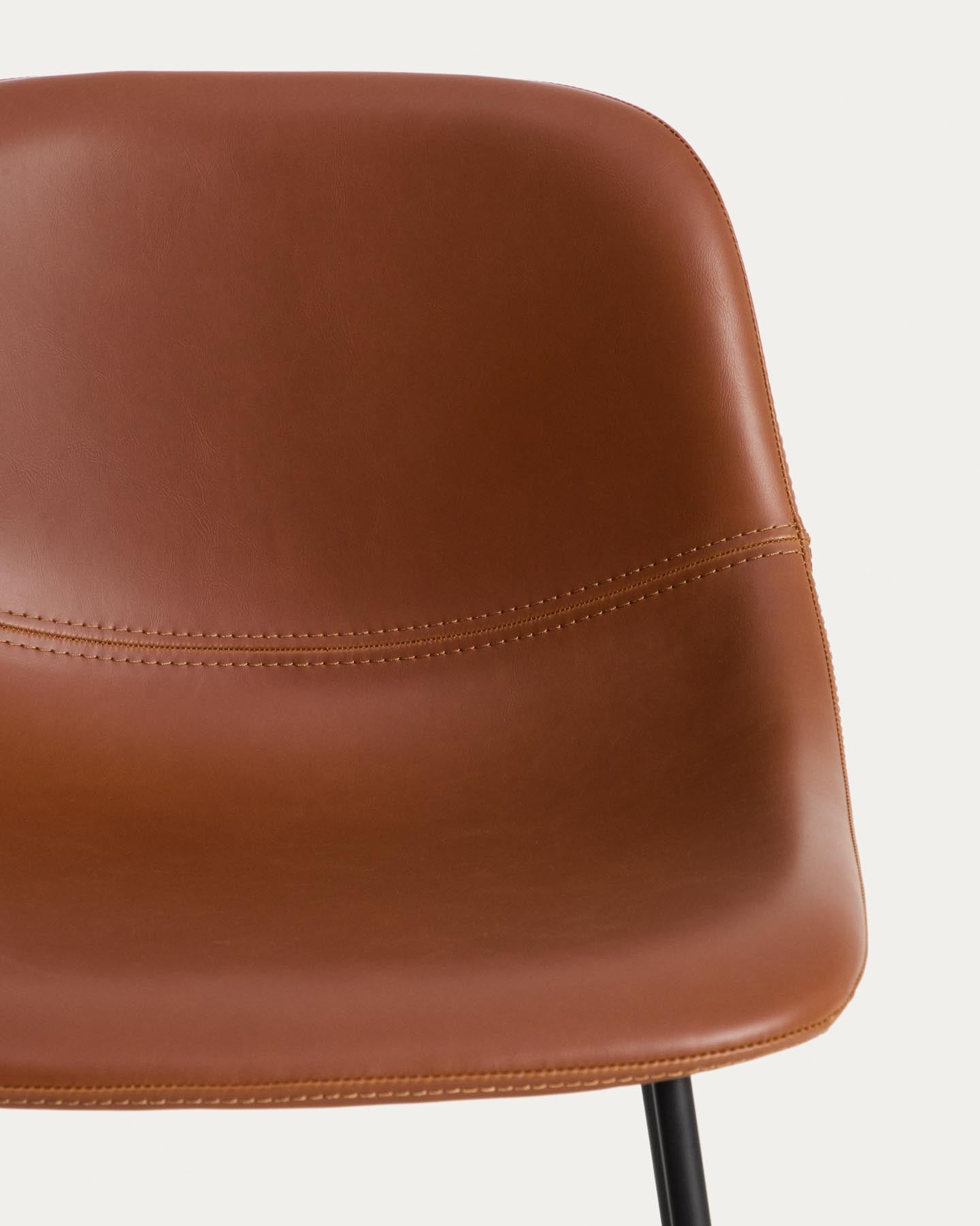 Hocker Zahara mit braunem Polyurethan und Stahlbeinen mit schwarzem Finish, 76 cm, FSC 100 % in Braun präsentiert im Onlineshop von KAQTU Design AG. Barhocker ist von Kave Home