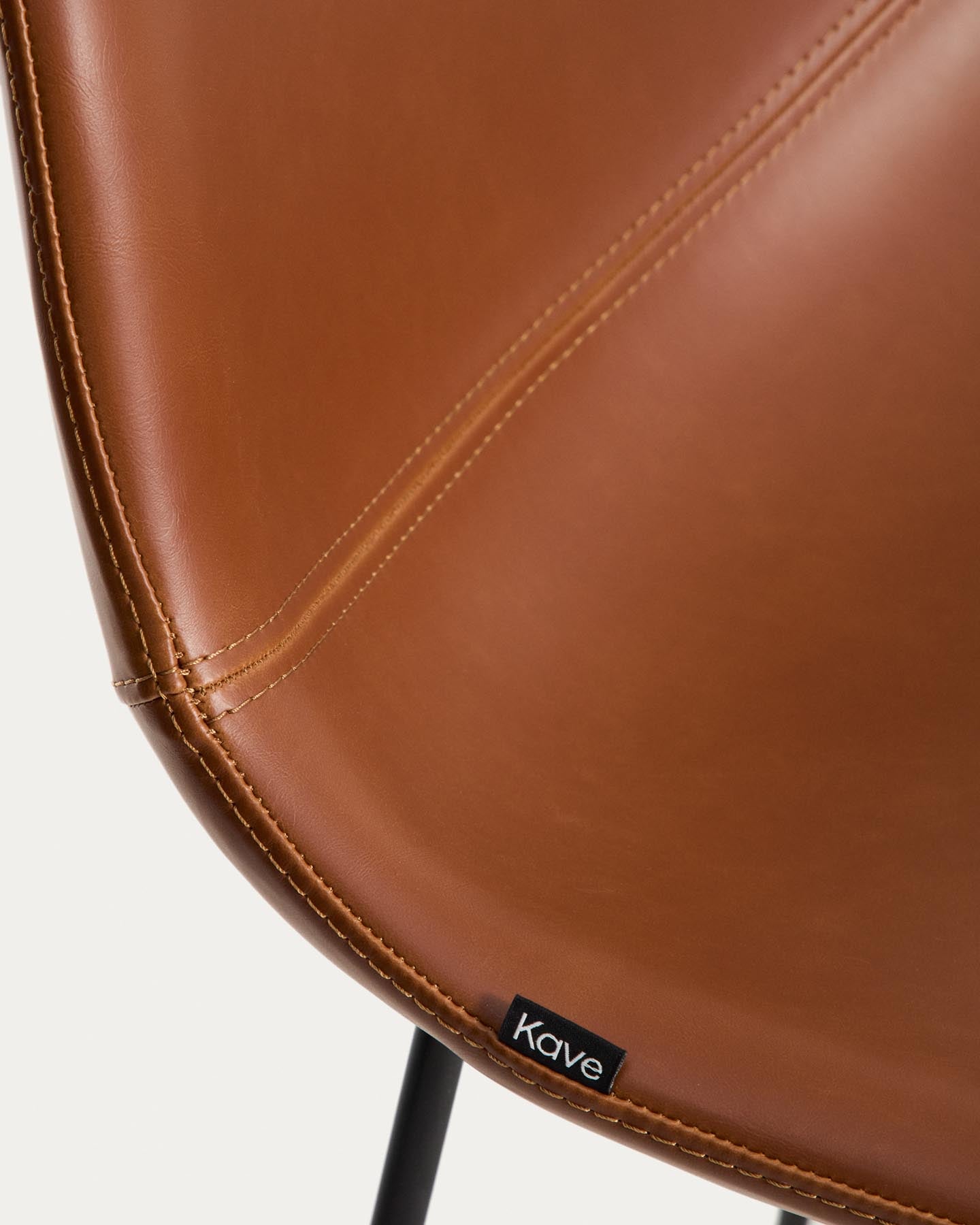 Hocker Zahara mit braunem Polyurethan und Stahlbeinen mit schwarzem Finish, 76 cm, FSC 100 % in Braun präsentiert im Onlineshop von KAQTU Design AG. Barhocker ist von Kave Home