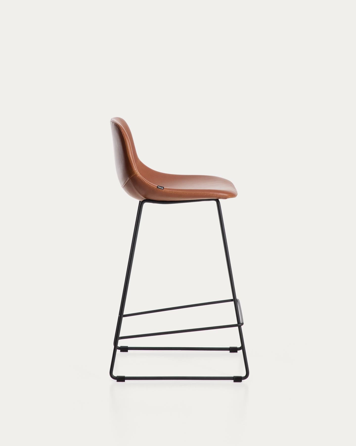 Hocker Zahara mit braunem Polyurethan und Stahlbeinen mit schwarzem Finish, 76 cm, FSC 100 % in Braun präsentiert im Onlineshop von KAQTU Design AG. Barhocker ist von Kave Home