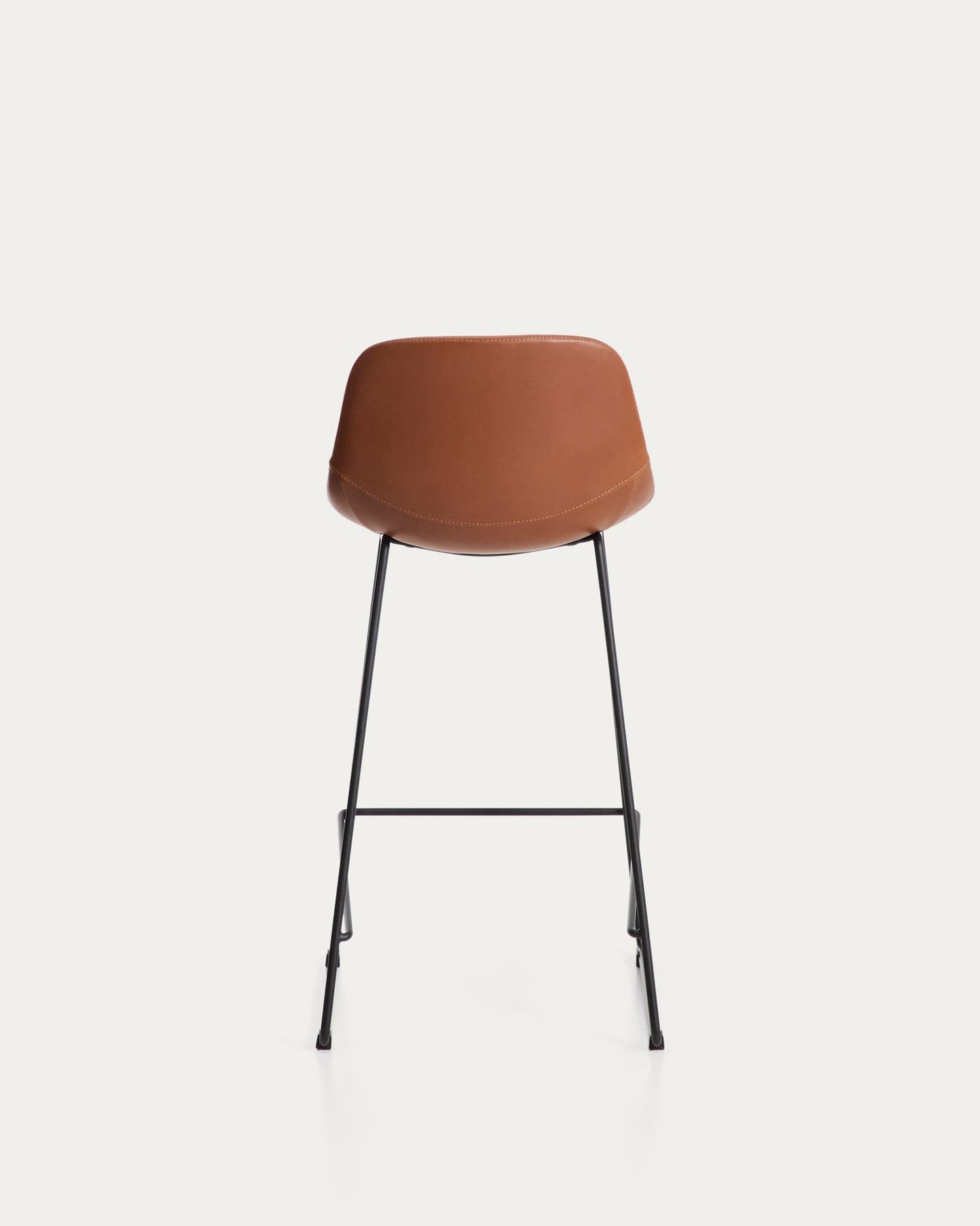 Hocker Zahara mit braunem Polyurethan und Stahlbeinen mit schwarzem Finish, 76 cm, FSC 100 % in Braun präsentiert im Onlineshop von KAQTU Design AG. Barhocker ist von Kave Home