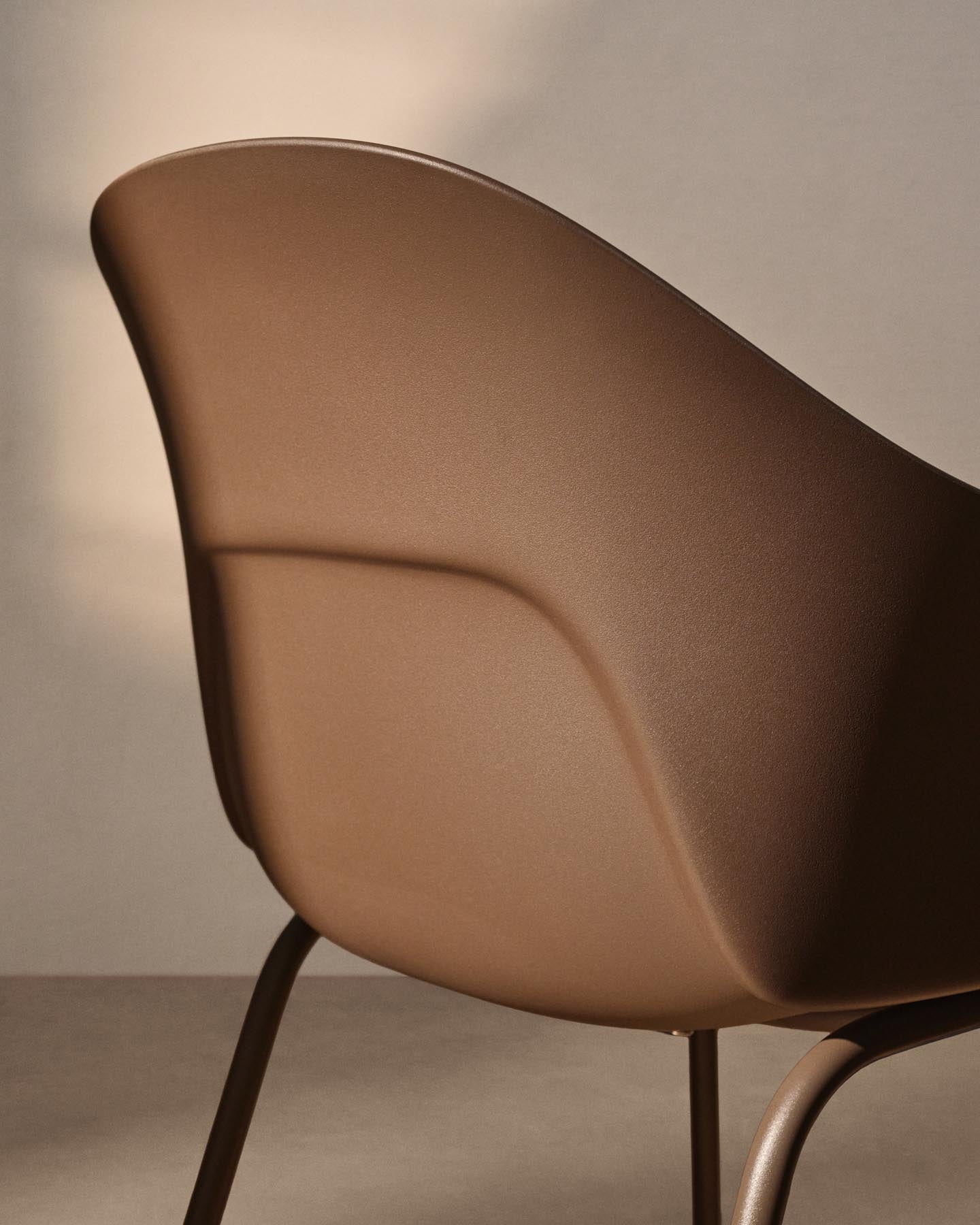 Stuhl Sanile mit Stahlbeinen mit braunem Finish in Braun präsentiert im Onlineshop von KAQTU Design AG. Stuhl ist von Kave Home