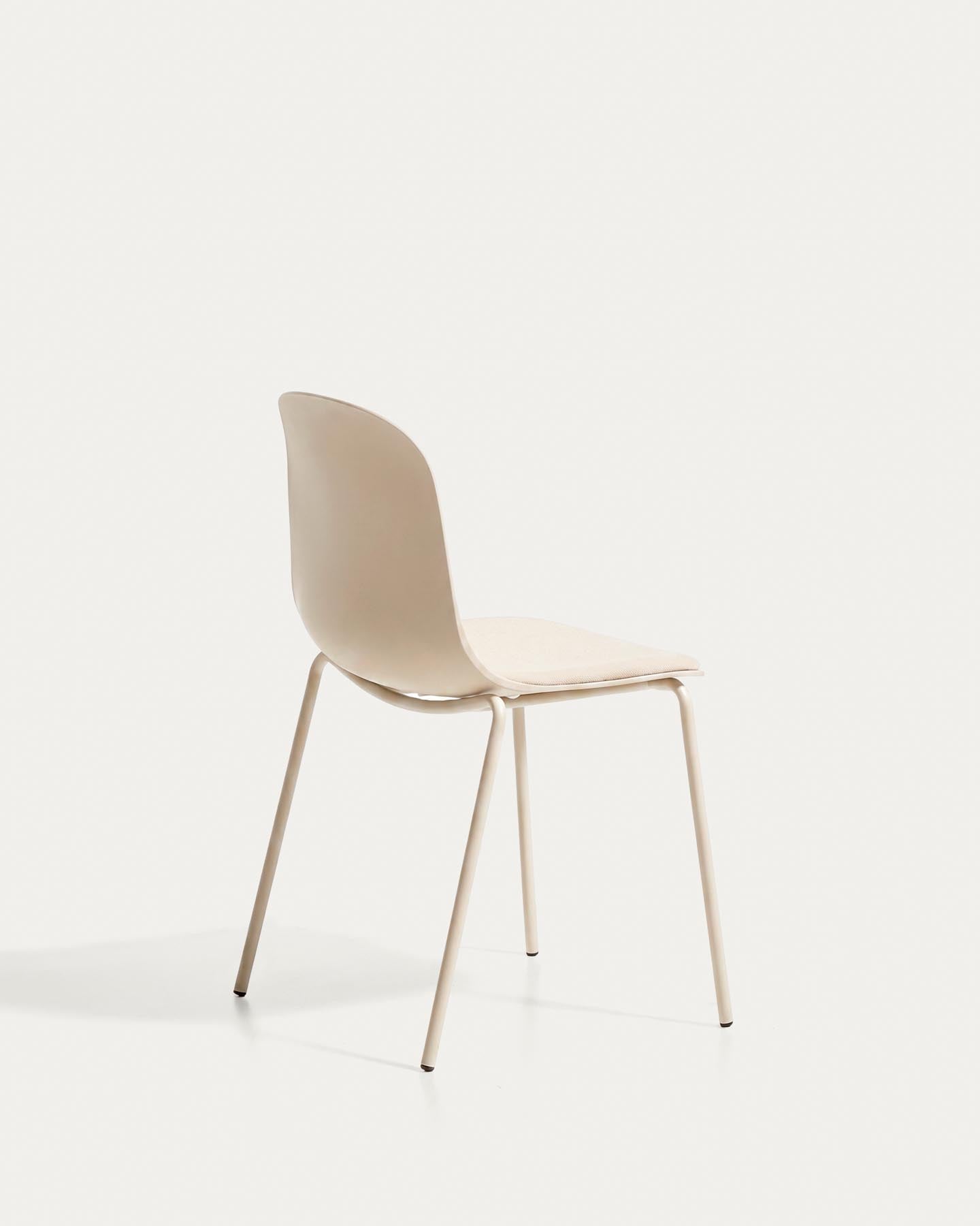 Stuhl Debari mit Chenille-Kissen und Stahlbeinen mit beigem Finish in Beige präsentiert im Onlineshop von KAQTU Design AG. Stuhl ist von Kave Home