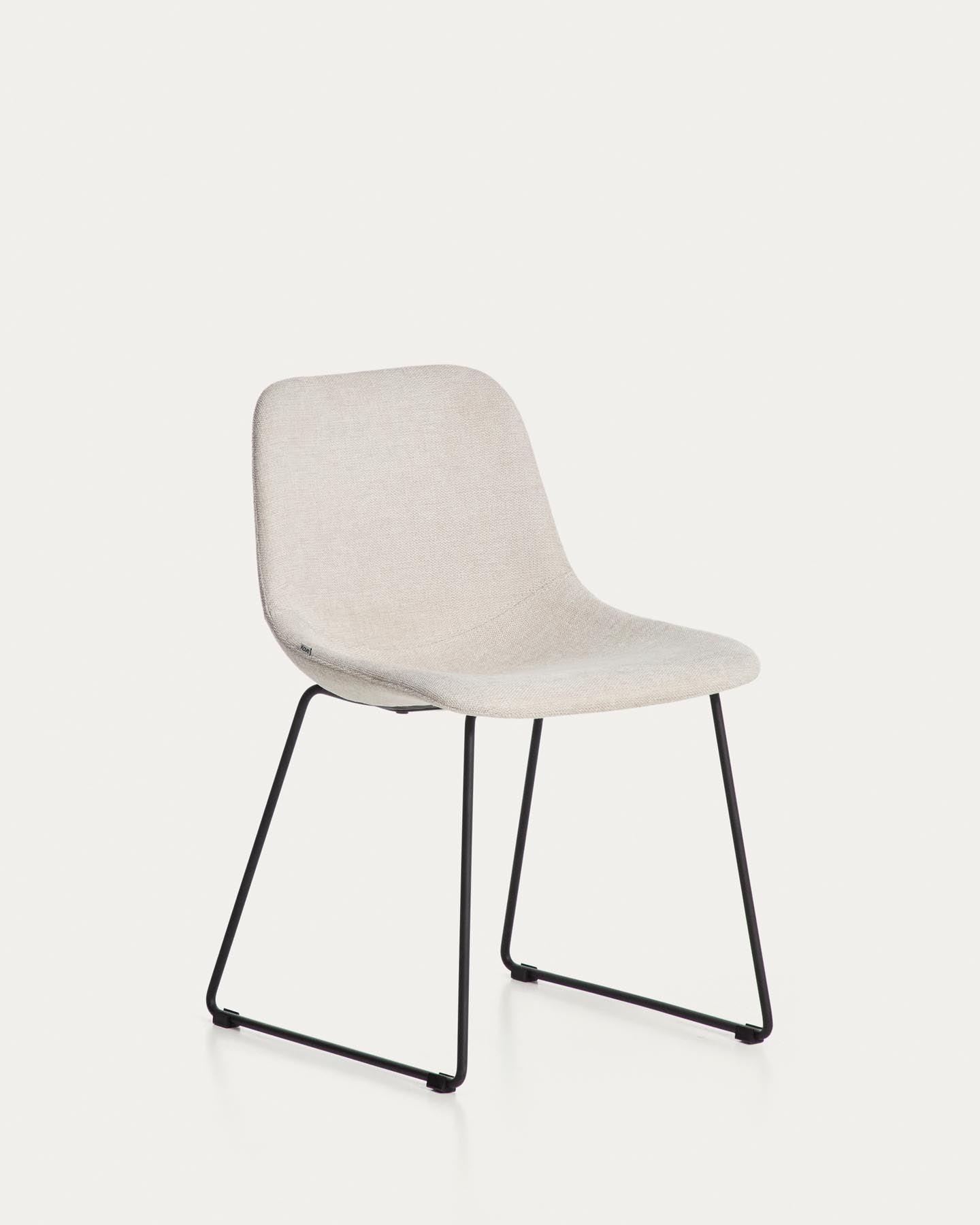 Stuhl Zahara mit beiger Chenille und Stahlbeinen mit schwarzem Finish, FSC 100 % in Beige präsentiert im Onlineshop von KAQTU Design AG. Stuhl ist von Kave Home