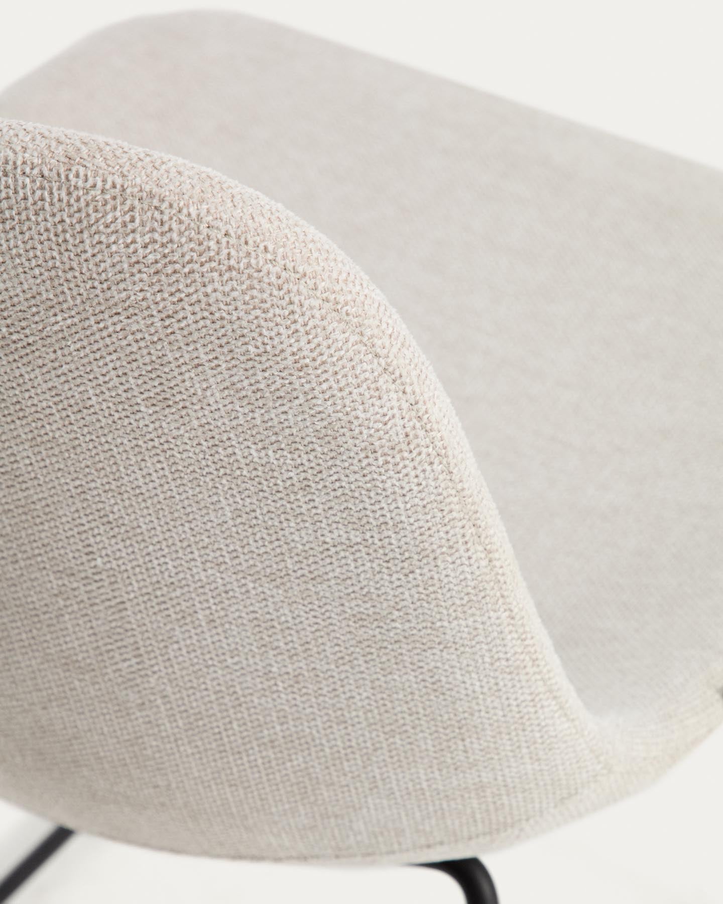 Stuhl Zahara mit beiger Chenille und Stahlbeinen mit schwarzem Finish, FSC 100 % in Beige präsentiert im Onlineshop von KAQTU Design AG. Stuhl ist von Kave Home