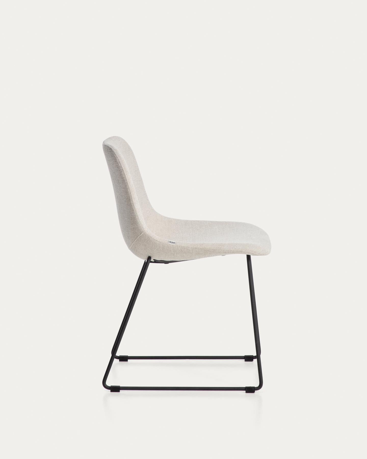 Stuhl Zahara mit beiger Chenille und Stahlbeinen mit schwarzem Finish, FSC 100 % in Beige präsentiert im Onlineshop von KAQTU Design AG. Stuhl ist von Kave Home