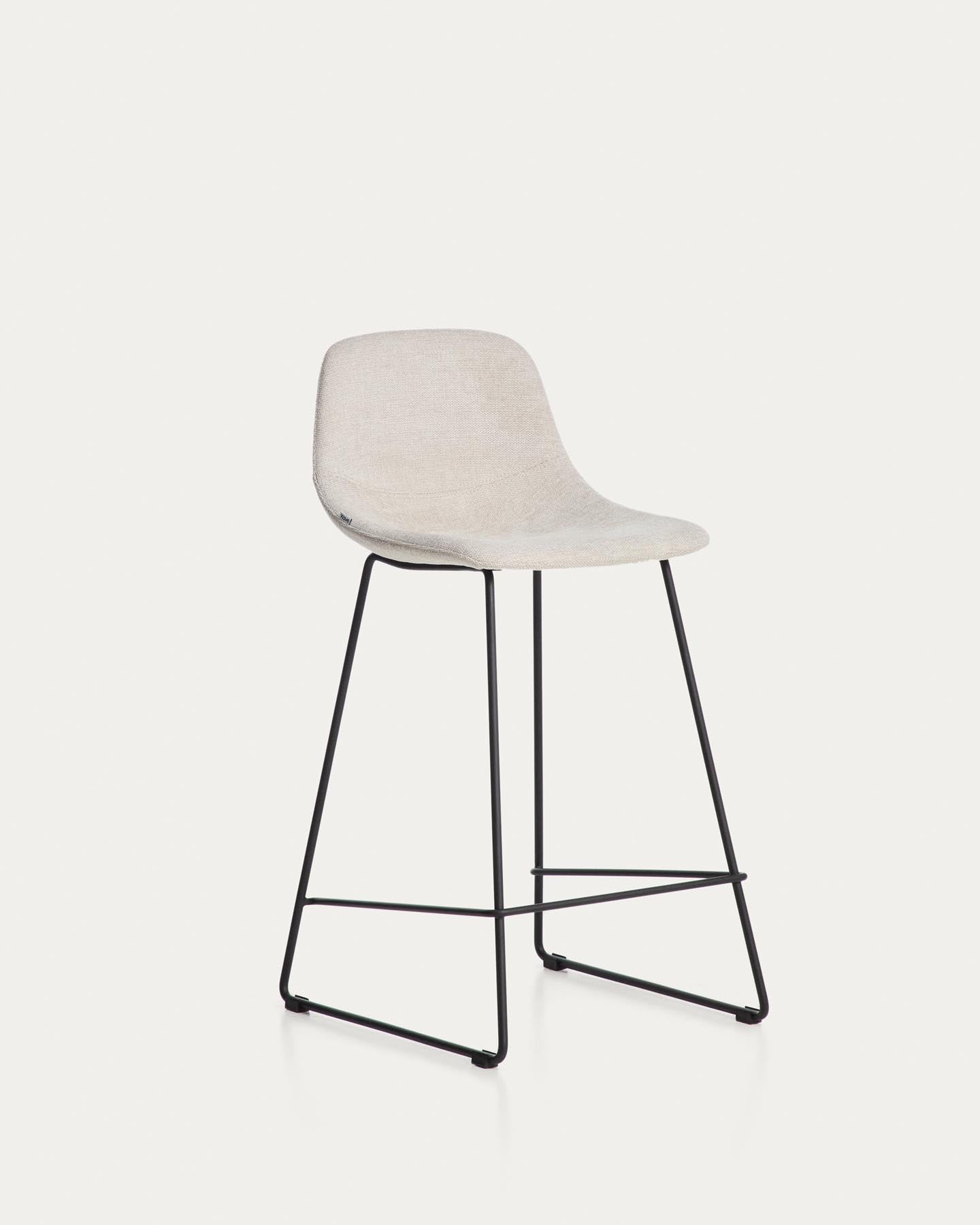 Hocker Zahara mit beiger Chenille und Stahlbeinen mit schwarzem Finish, 65 cm, FSC 100 % in Beige präsentiert im Onlineshop von KAQTU Design AG. Barhocker ist von Kave Home