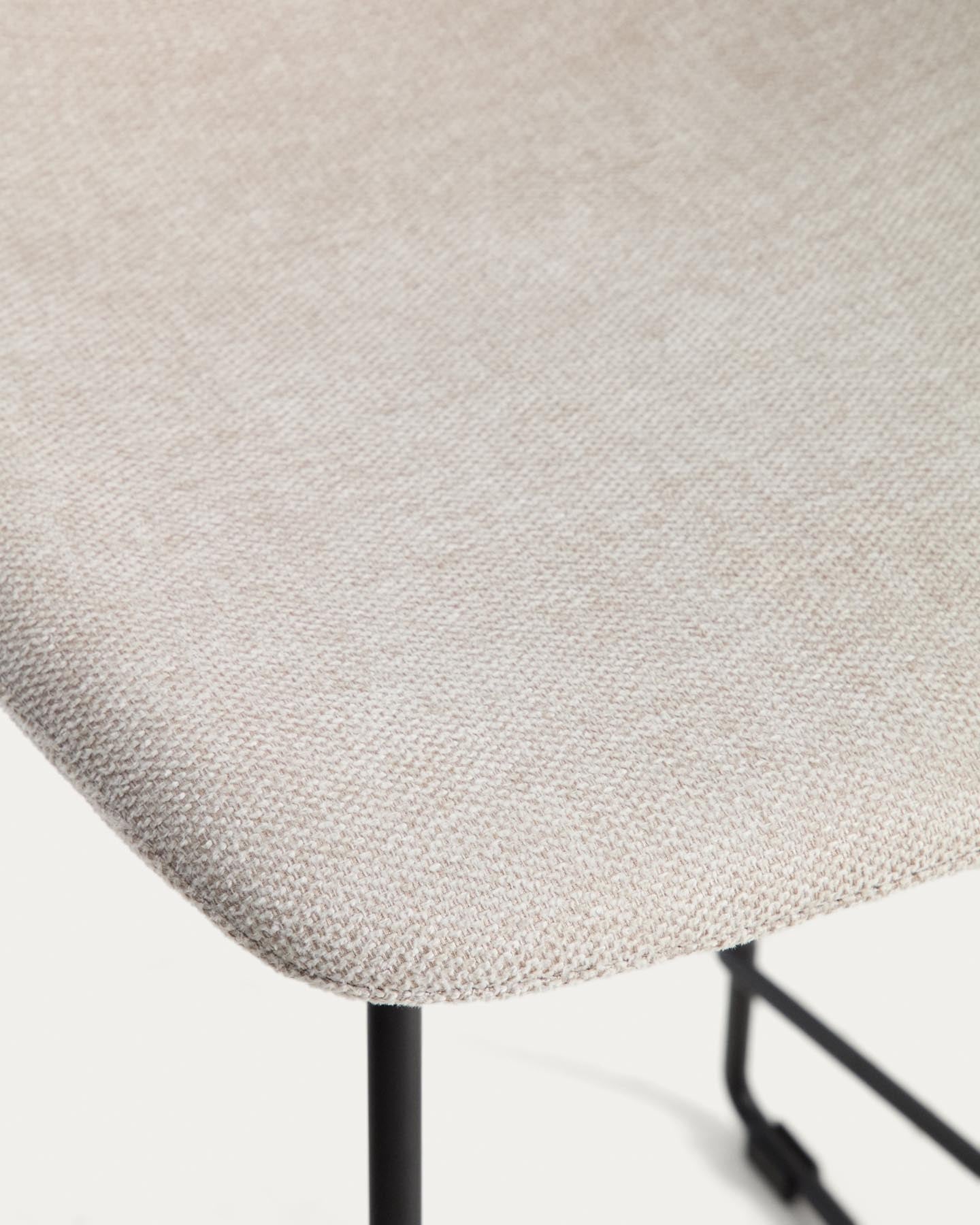 Hocker Zahara mit beiger Chenille und Stahlbeinen mit schwarzem Finish, 65 cm, FSC 100 % in Beige präsentiert im Onlineshop von KAQTU Design AG. Barhocker ist von Kave Home