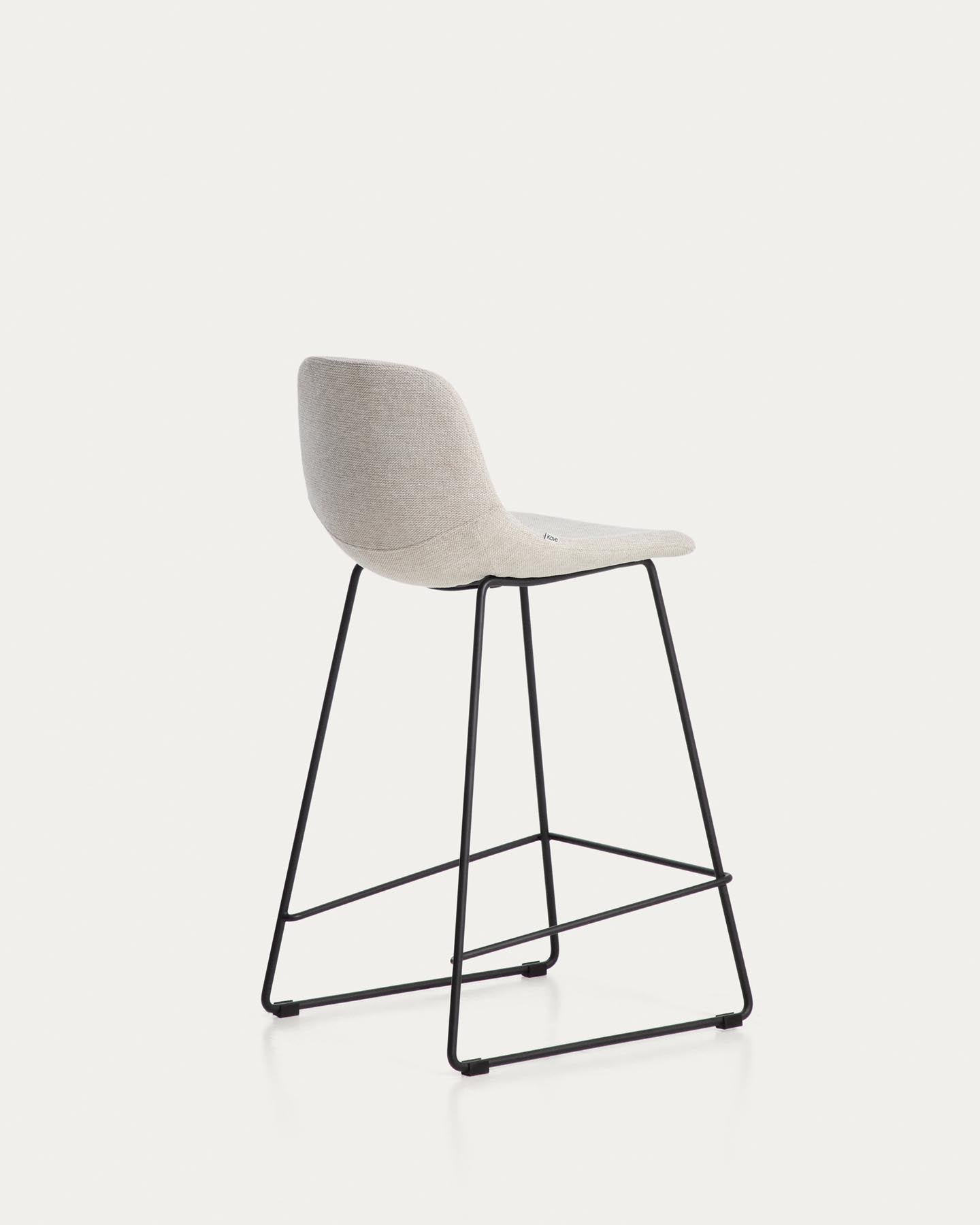 Hocker Zahara mit beiger Chenille und Stahlbeinen mit schwarzem Finish, 65 cm, FSC 100 % in Beige präsentiert im Onlineshop von KAQTU Design AG. Barhocker ist von Kave Home