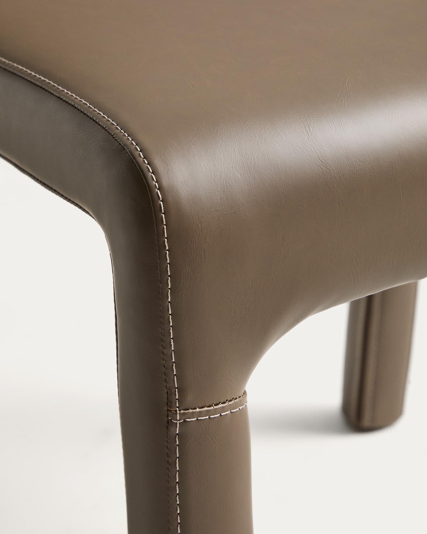 Stapelbarer Stuhl Loria mit braunem Polyurethan, FSC 100 % in Hellbraun präsentiert im Onlineshop von KAQTU Design AG. Stuhl ist von Kave Home