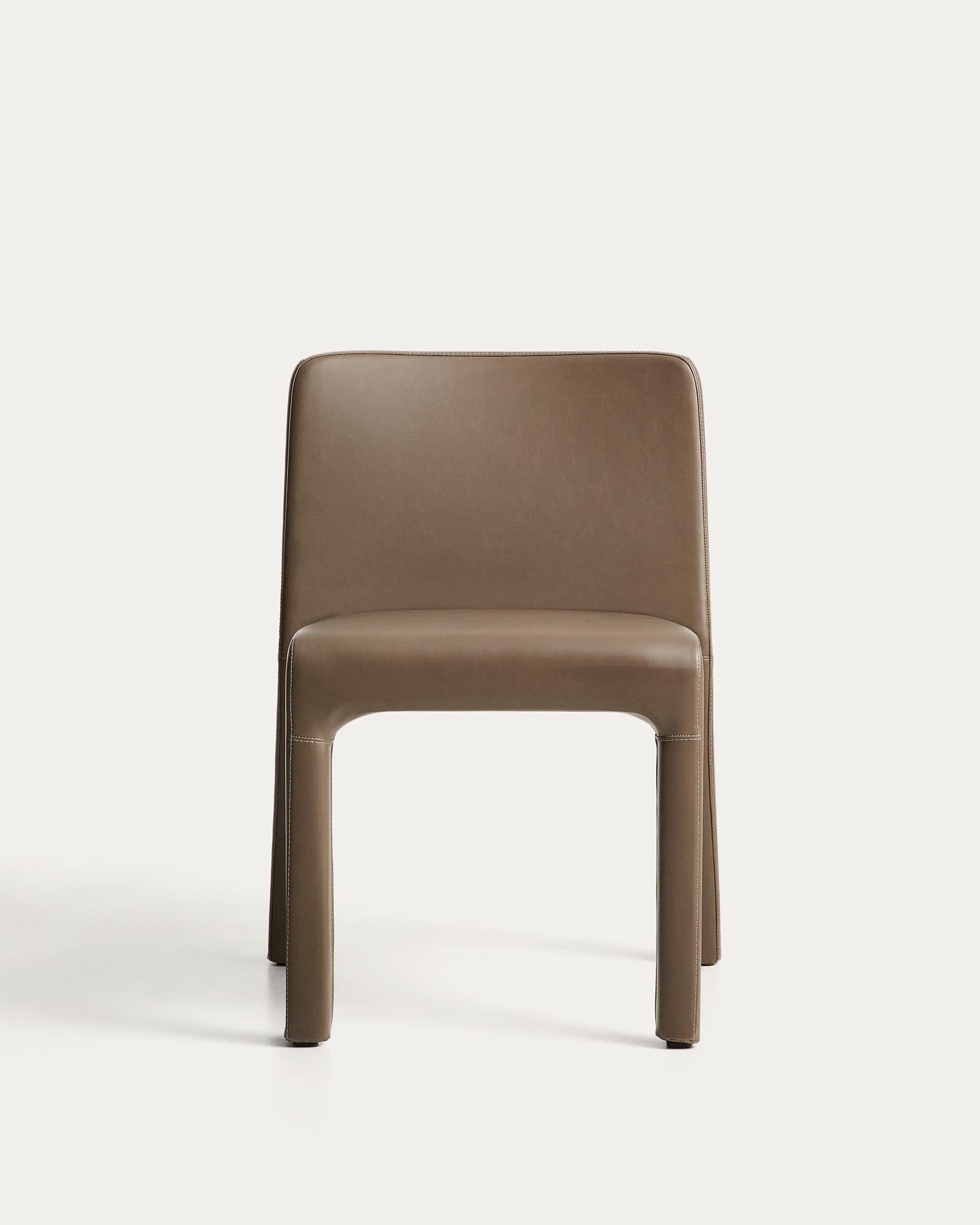 Stapelbarer Stuhl Loria mit braunem Polyurethan, FSC 100 % in Hellbraun präsentiert im Onlineshop von KAQTU Design AG. Stuhl ist von Kave Home