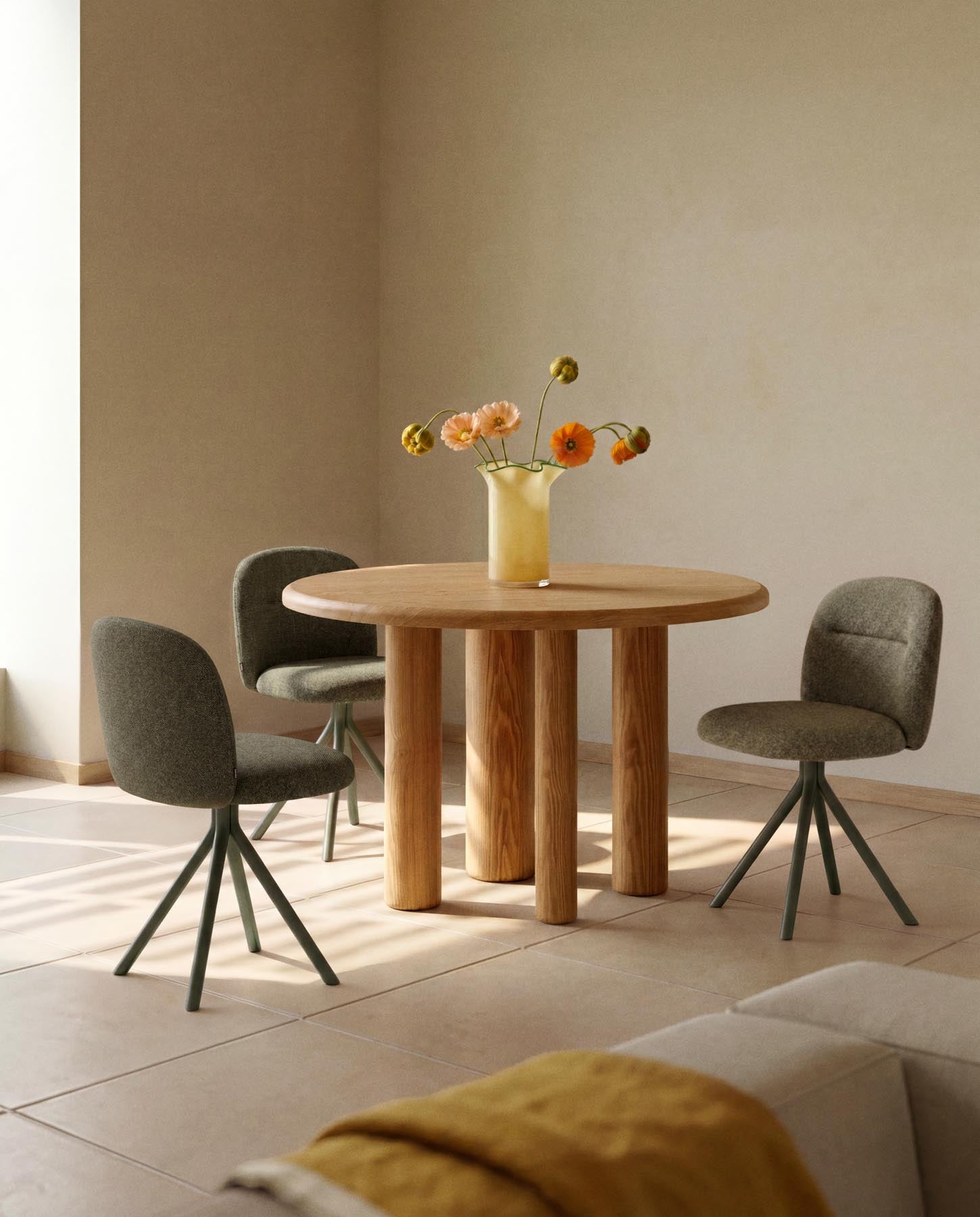 Drehstuhl Arino mit grüner Chenille und grünen Metallbeinen FSC 100% in Grün präsentiert im Onlineshop von KAQTU Design AG. Drehstuhl ist von Kave Home