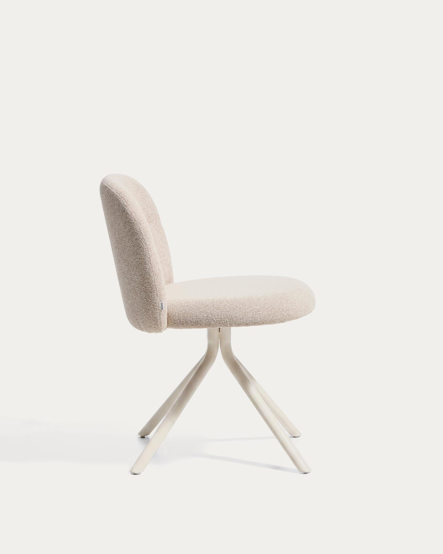 Drehstuhl Arino mit beiger Chenille und beigen Metallbeinen FSC 100% in Beige präsentiert im Onlineshop von KAQTU Design AG. Drehstuhl ist von Kave Home