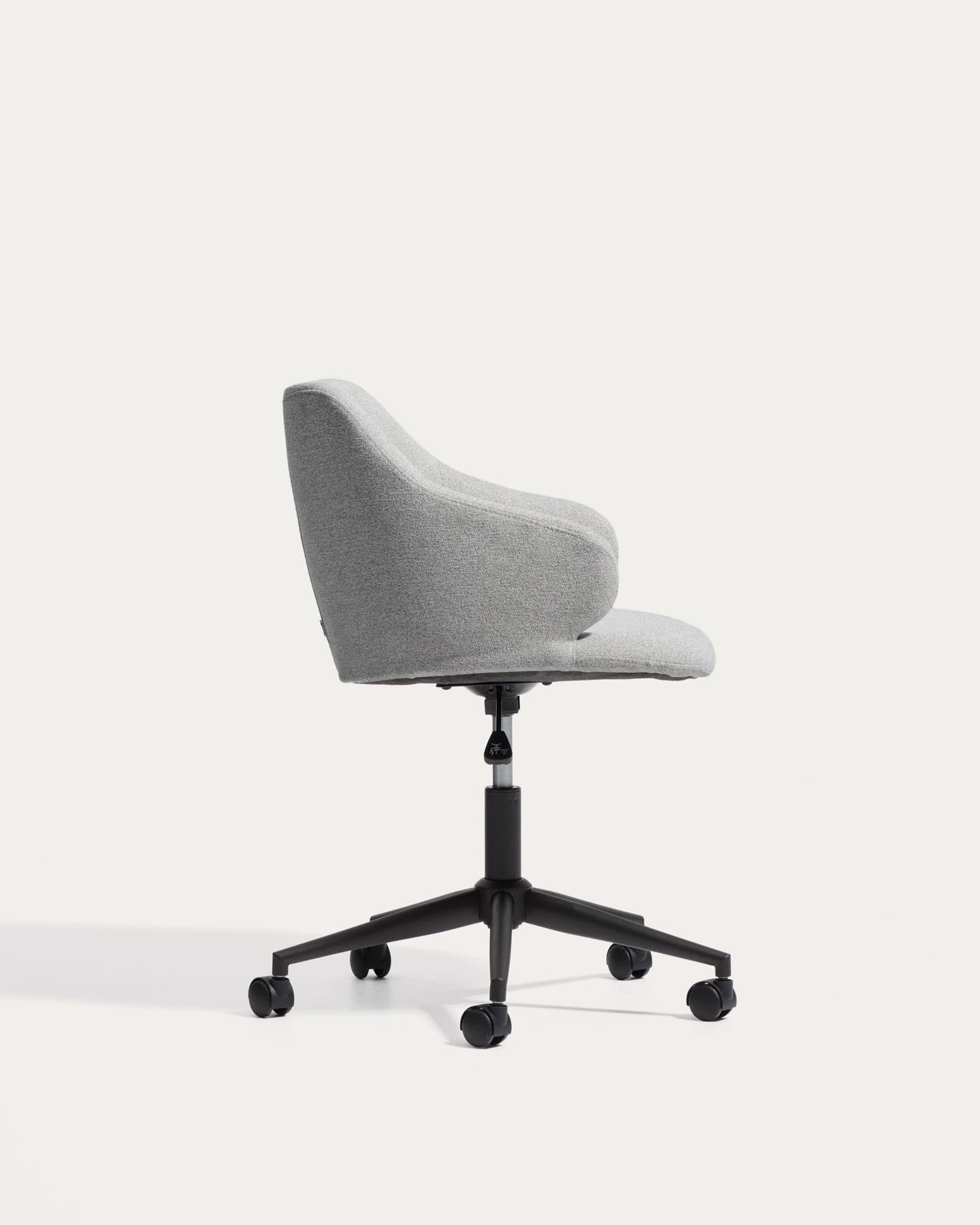 Schreibtischstuhl Einara in grauer Chenille mit schwarzen Stahlbeinen in Grau präsentiert im Onlineshop von KAQTU Design AG. Bürostuhl ist von Kave Home