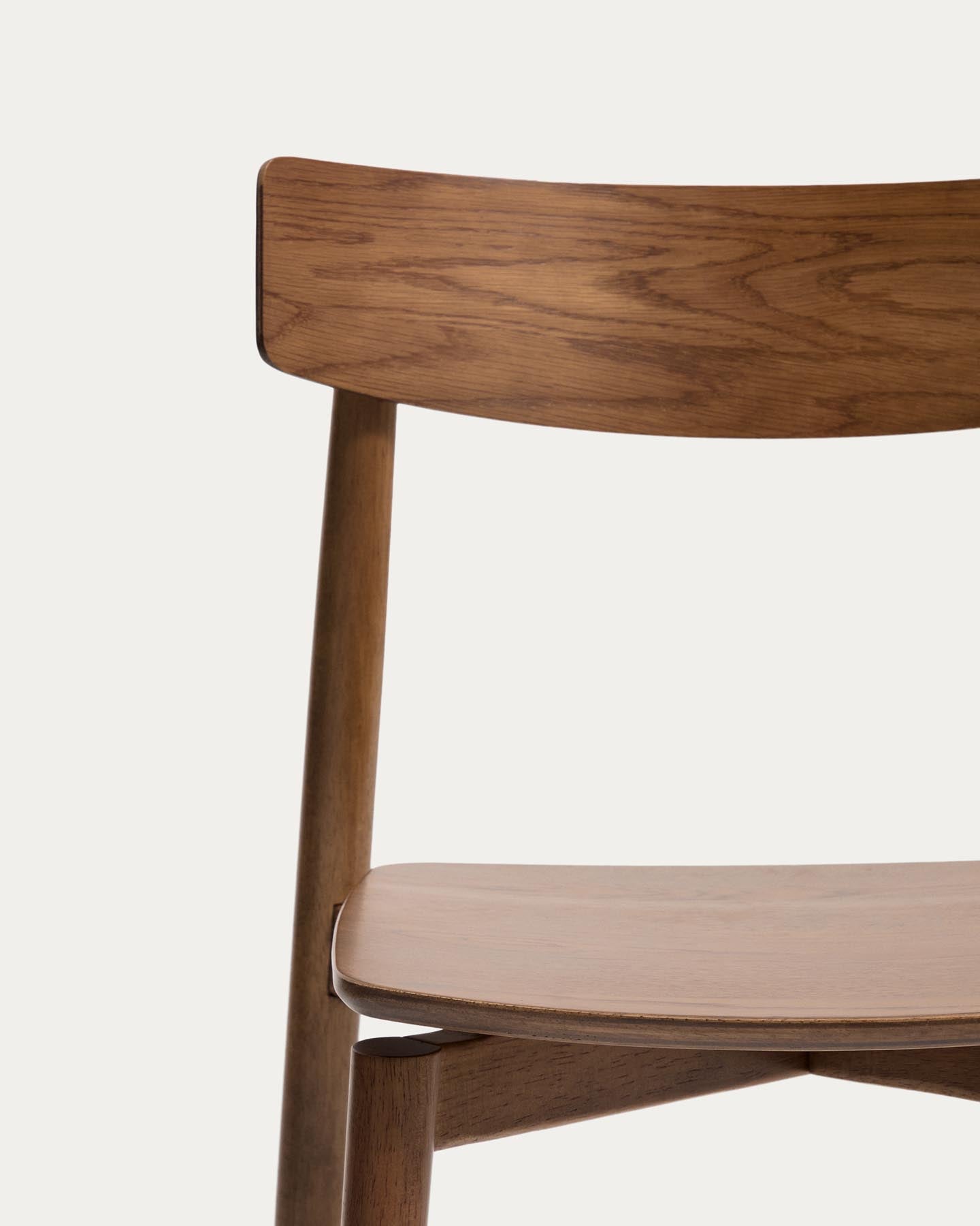 Stuhl Evera aus Eichenfurnier mit Nussbaumfinish in Braun präsentiert im Onlineshop von KAQTU Design AG. Stuhl ist von Kave Home