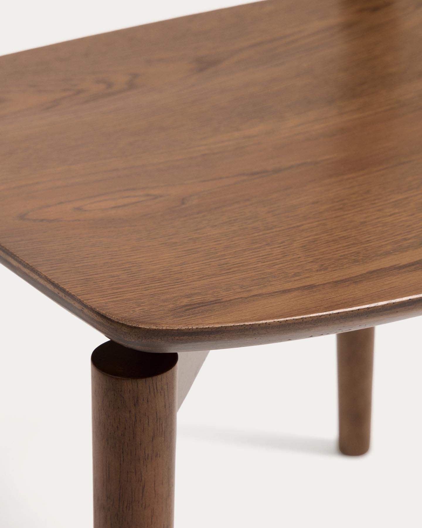 Stuhl Evera aus Eichenfurnier mit Nussbaumfinish in Braun präsentiert im Onlineshop von KAQTU Design AG. Stuhl ist von Kave Home