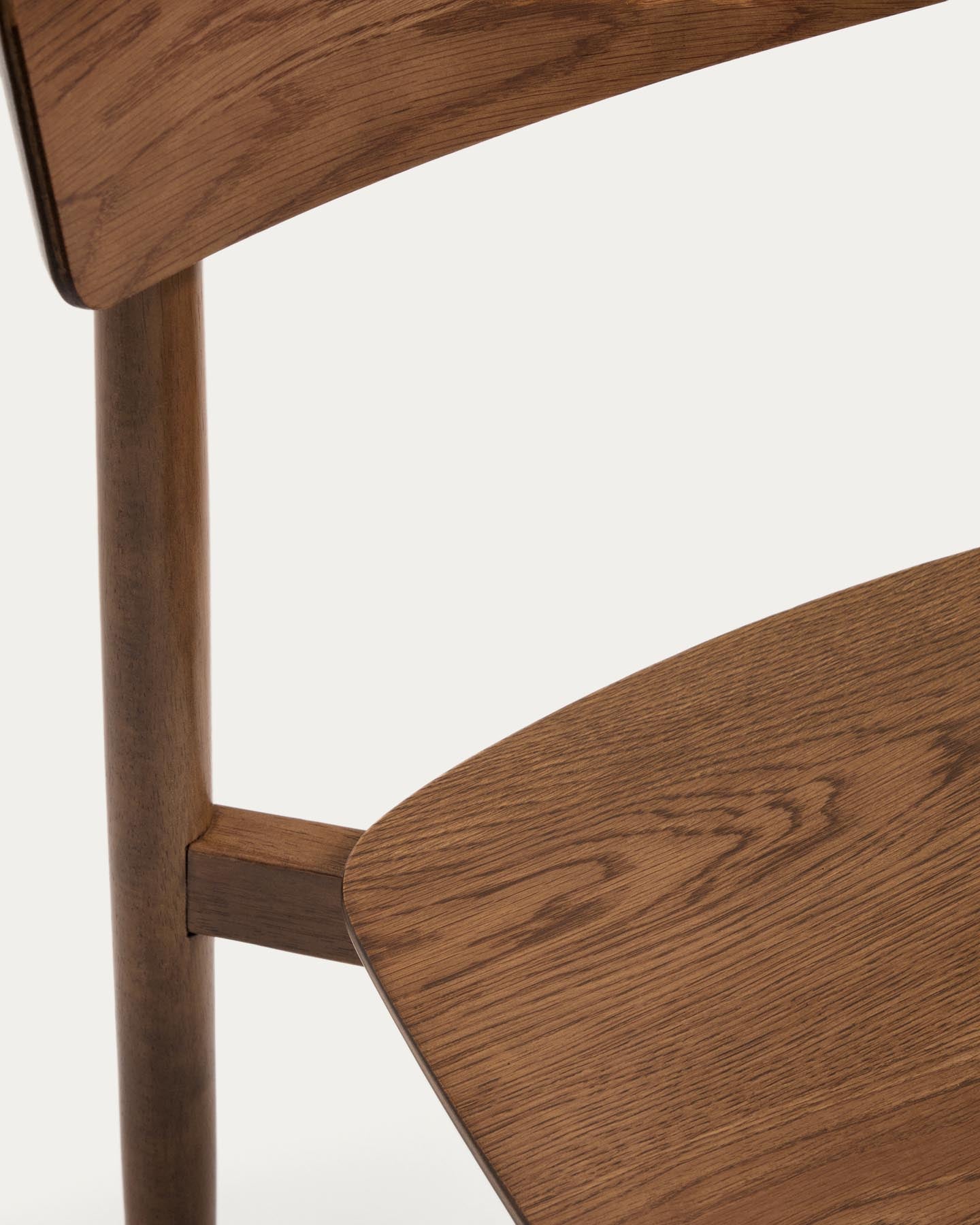 Stuhl Evera aus Eichenfurnier mit Nussbaumfinish in Braun präsentiert im Onlineshop von KAQTU Design AG. Stuhl ist von Kave Home