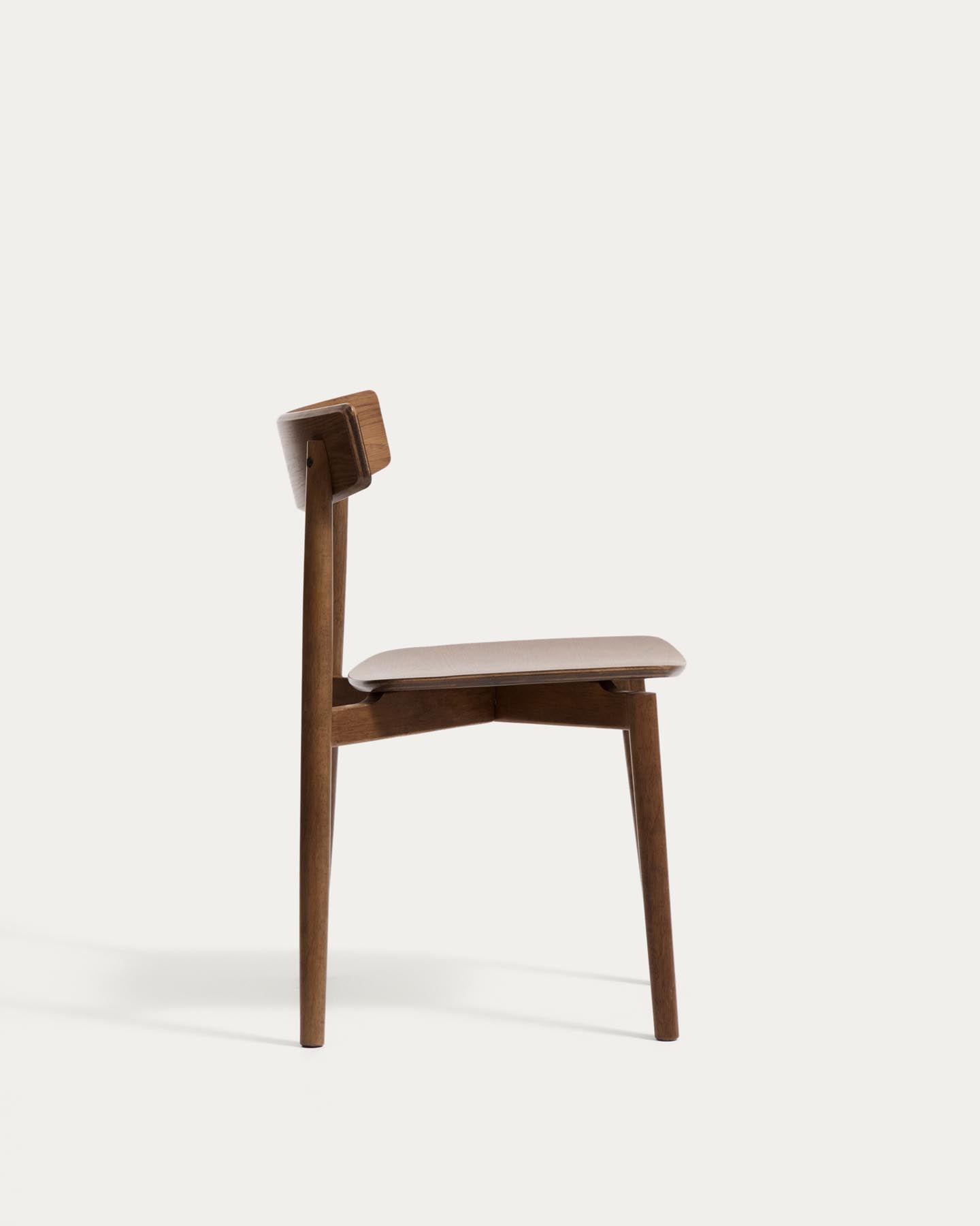 Stuhl Evera aus Eichenfurnier mit Nussbaumfinish in Braun präsentiert im Onlineshop von KAQTU Design AG. Stuhl ist von Kave Home