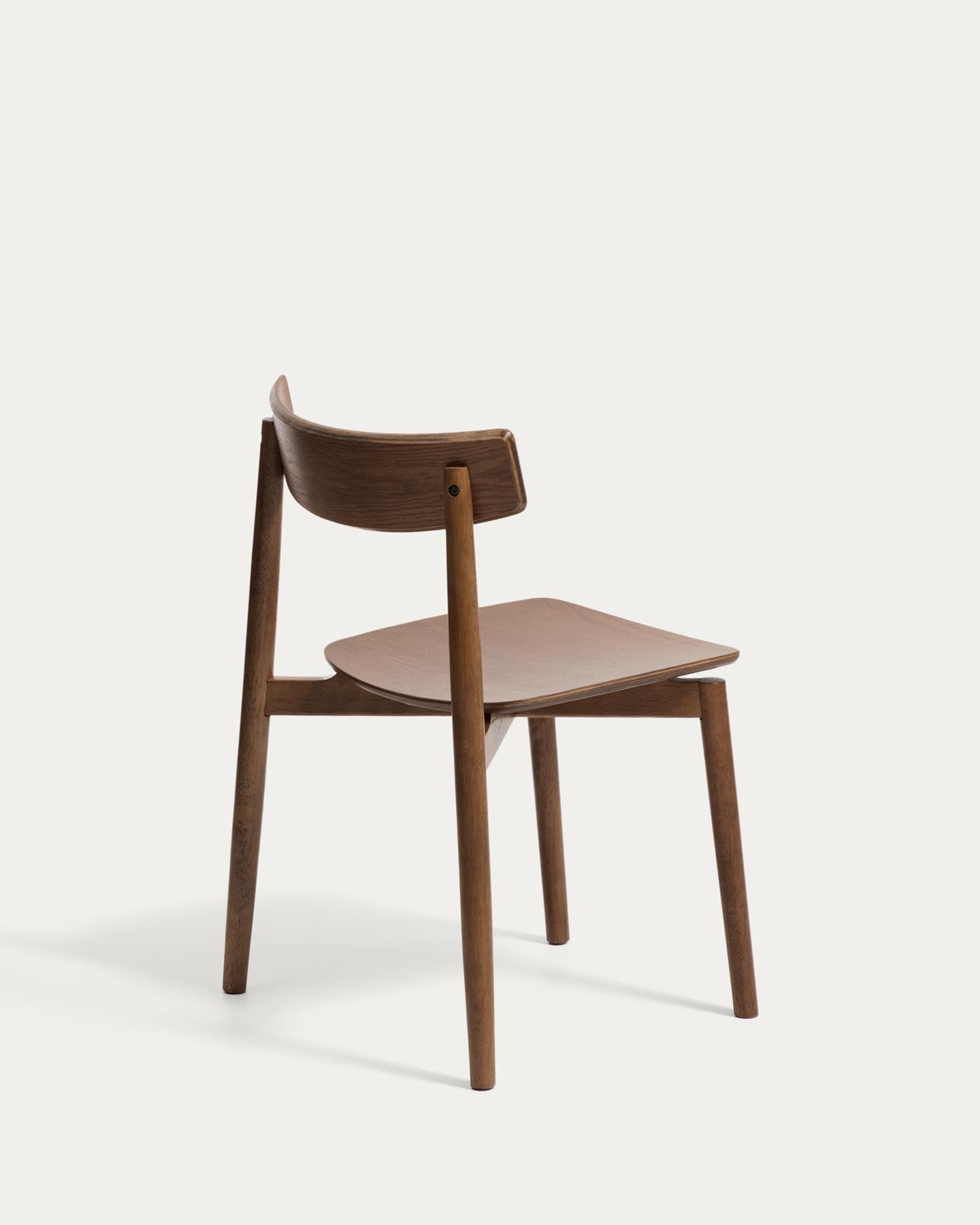 Stuhl Evera aus Eichenfurnier mit Nussbaumfinish in Braun präsentiert im Onlineshop von KAQTU Design AG. Stuhl ist von Kave Home