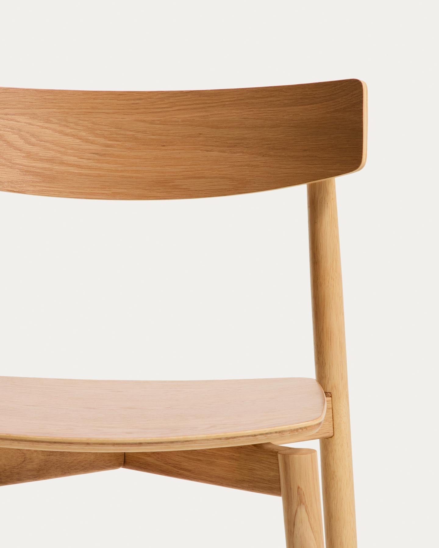 Stuhl Evera aus Eichenfurnier mit naturfarbenem Finish in Beige präsentiert im Onlineshop von KAQTU Design AG. Stuhl ist von Kave Home