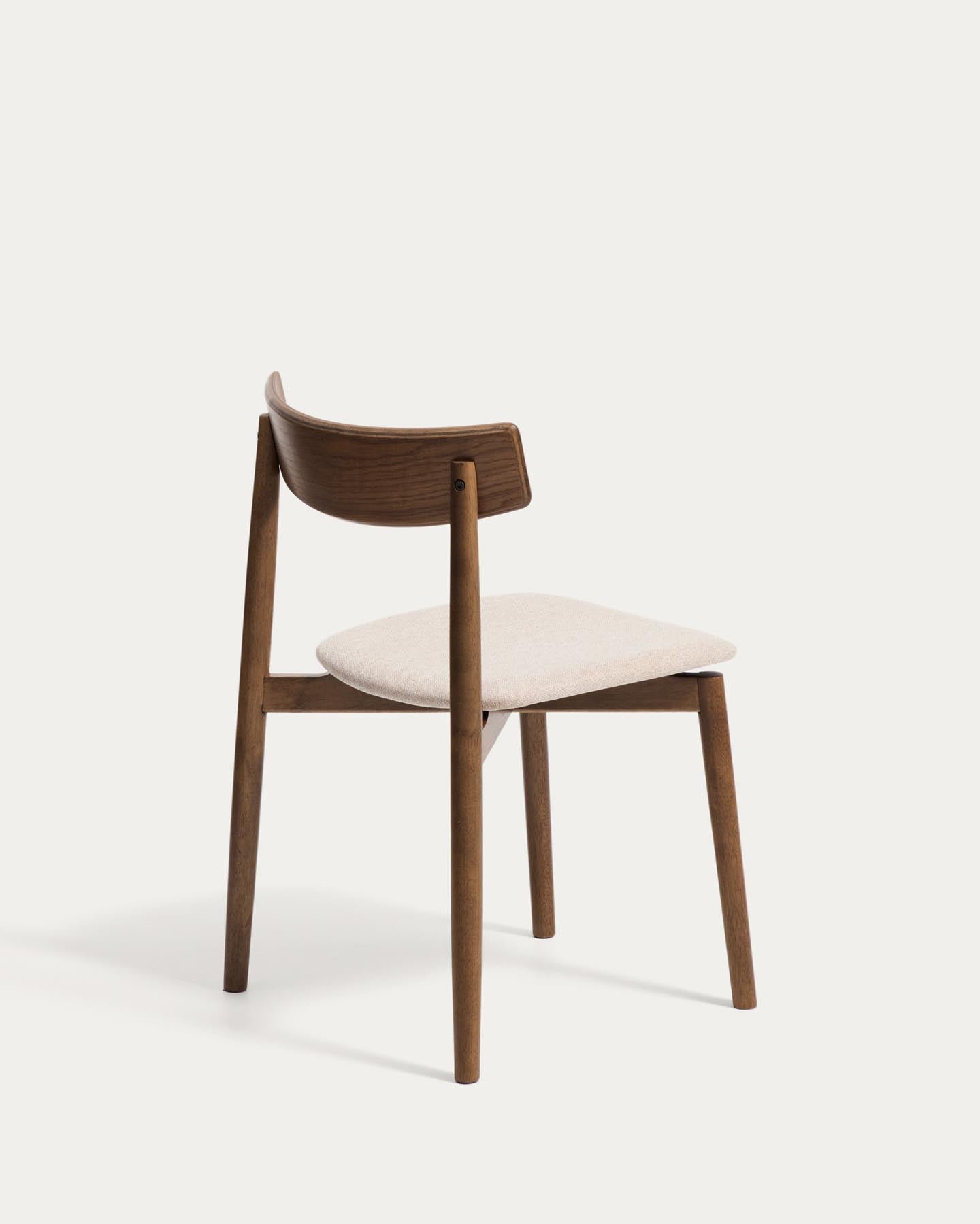 Stuhl Evera aus Eichenfurnier mit Nussbaumfinish und brauner Chenille in Braun präsentiert im Onlineshop von KAQTU Design AG. Stuhl ist von Kave Home