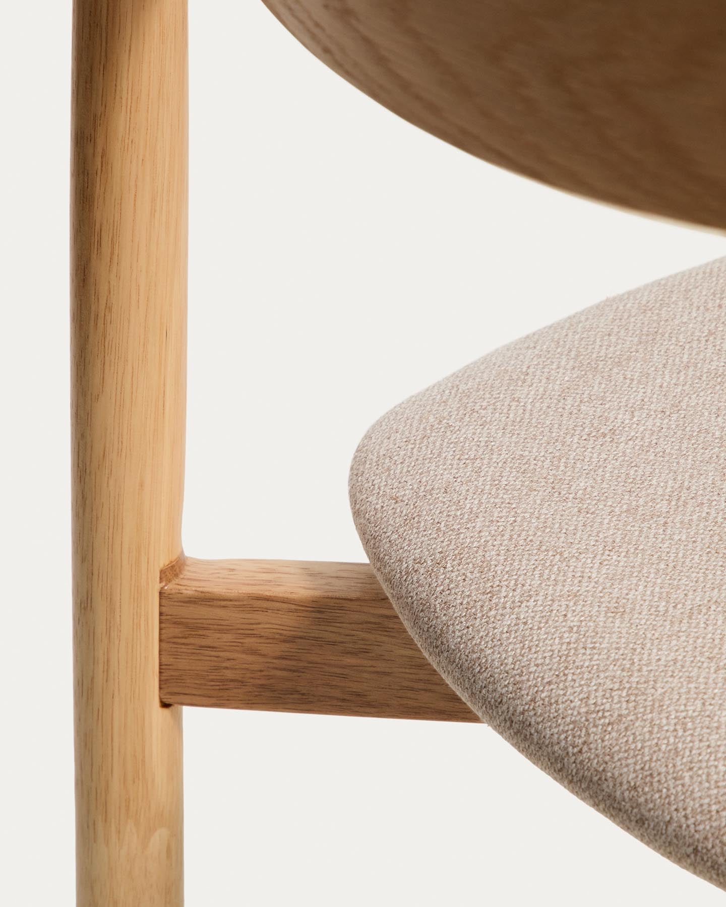 Stuhl Evera aus Eichenfurnier mit naturfarbenem Finish und beiger Chenille in Beige präsentiert im Onlineshop von KAQTU Design AG. Stuhl ist von Kave Home