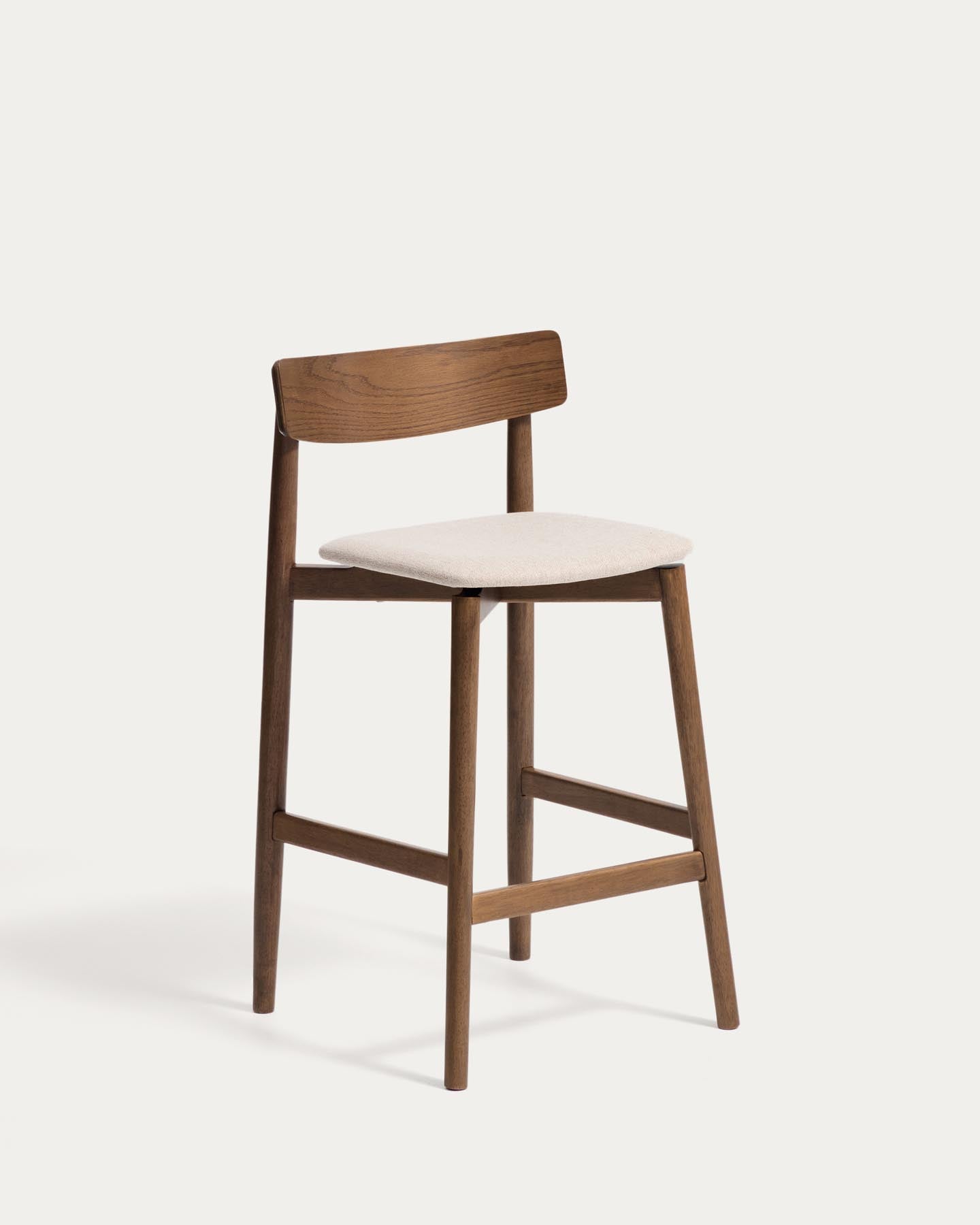 Hocker Evera mit Rückenlehne aus Eichenfurnier mit Nussbaumfinish und brauner Chenille, 65 cm in Braun präsentiert im Onlineshop von KAQTU Design AG. Barhocker ist von Kave Home