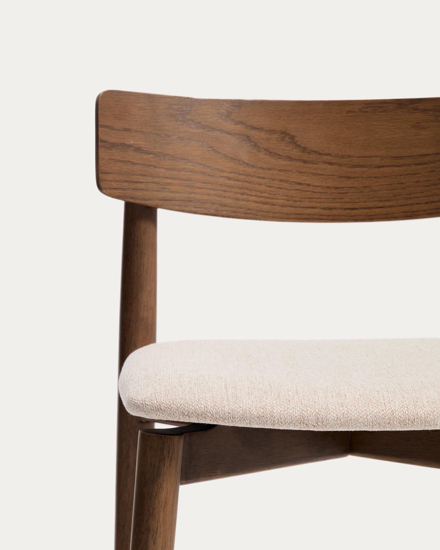Hocker Evera mit Rückenlehne aus Eichenfurnier mit Nussbaumfinish und brauner Chenille, 65 cm in Braun präsentiert im Onlineshop von KAQTU Design AG. Barhocker ist von Kave Home