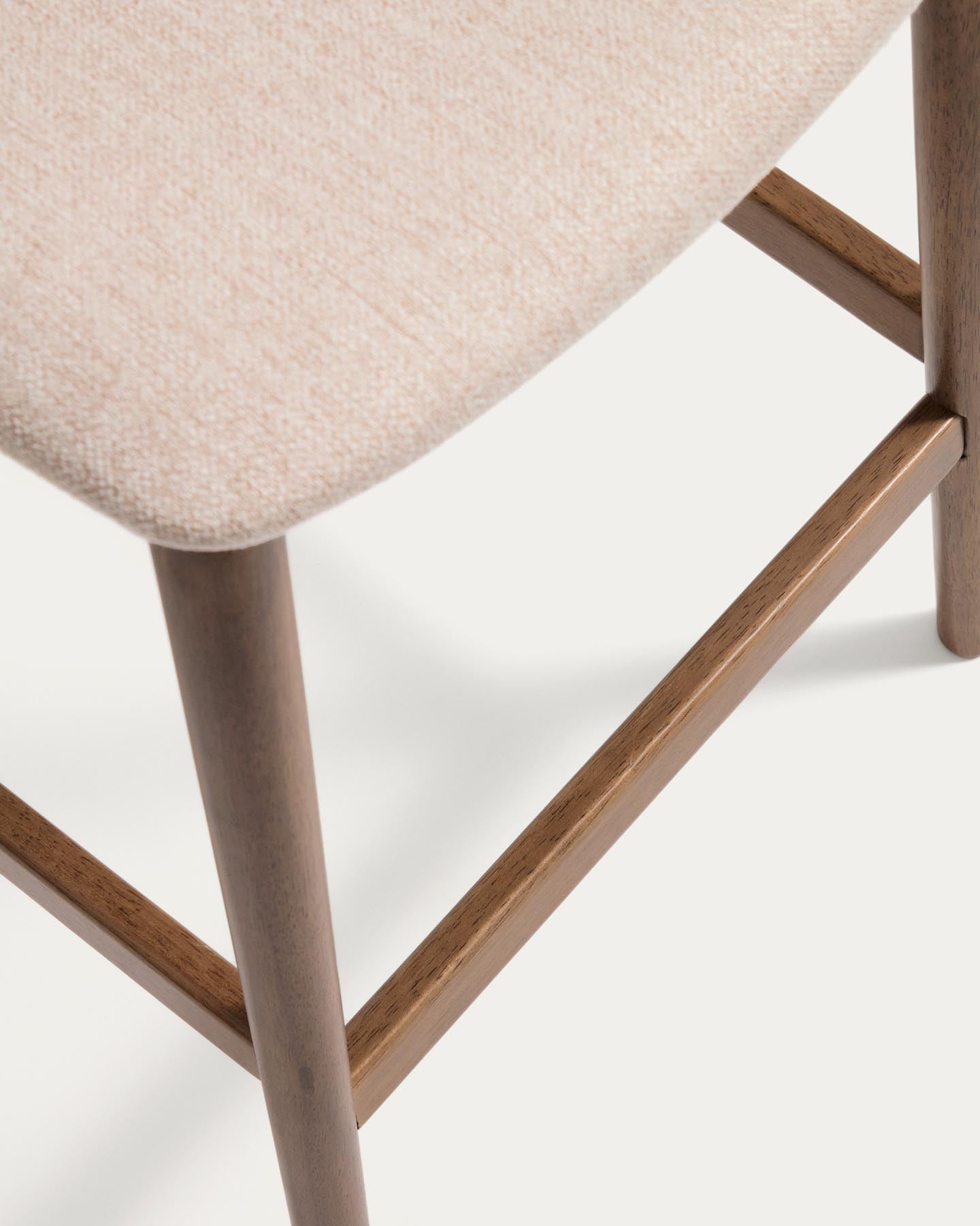 Hocker Evera mit Rückenlehne aus Eichenfurnier mit Nussbaumfinish und brauner Chenille, 65 cm in Braun präsentiert im Onlineshop von KAQTU Design AG. Barhocker ist von Kave Home