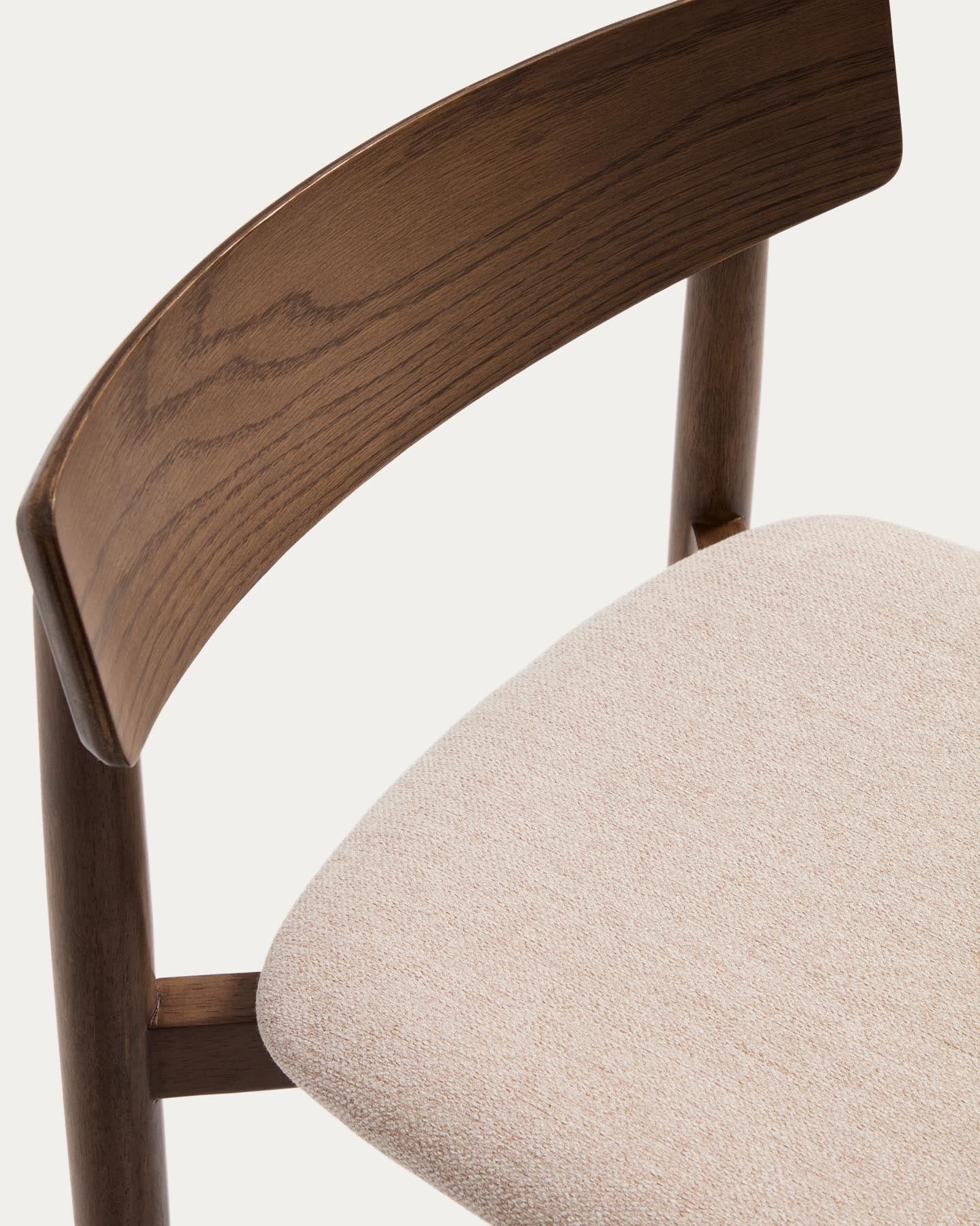 Hocker Evera mit Rückenlehne aus Eichenfurnier mit Nussbaumfinish und brauner Chenille, 65 cm in Braun präsentiert im Onlineshop von KAQTU Design AG. Barhocker ist von Kave Home