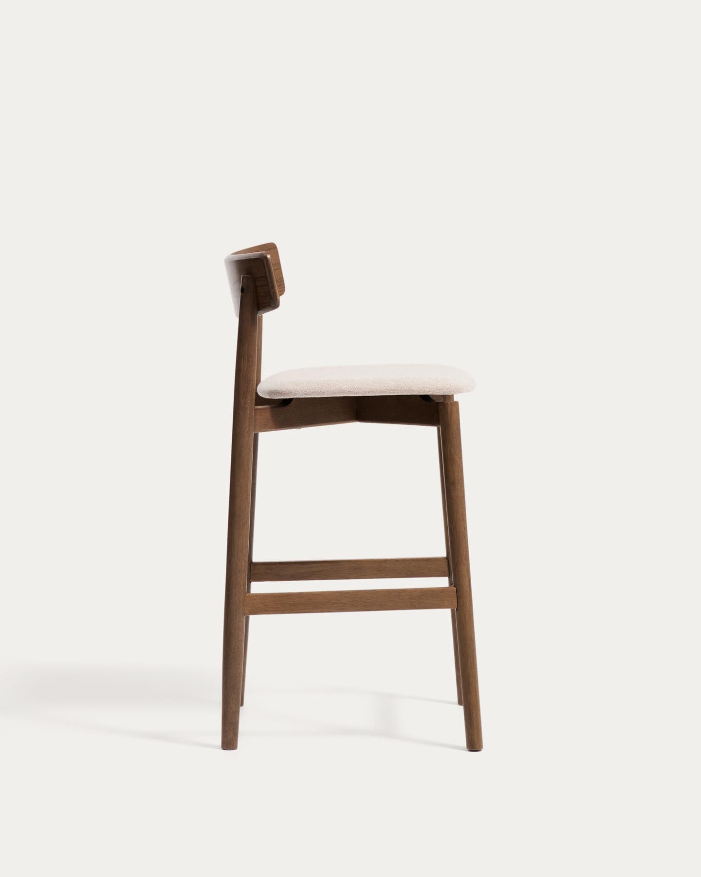 Hocker Evera mit Rückenlehne aus Eichenfurnier mit Nussbaumfinish und brauner Chenille, 65 cm in Braun präsentiert im Onlineshop von KAQTU Design AG. Barhocker ist von Kave Home