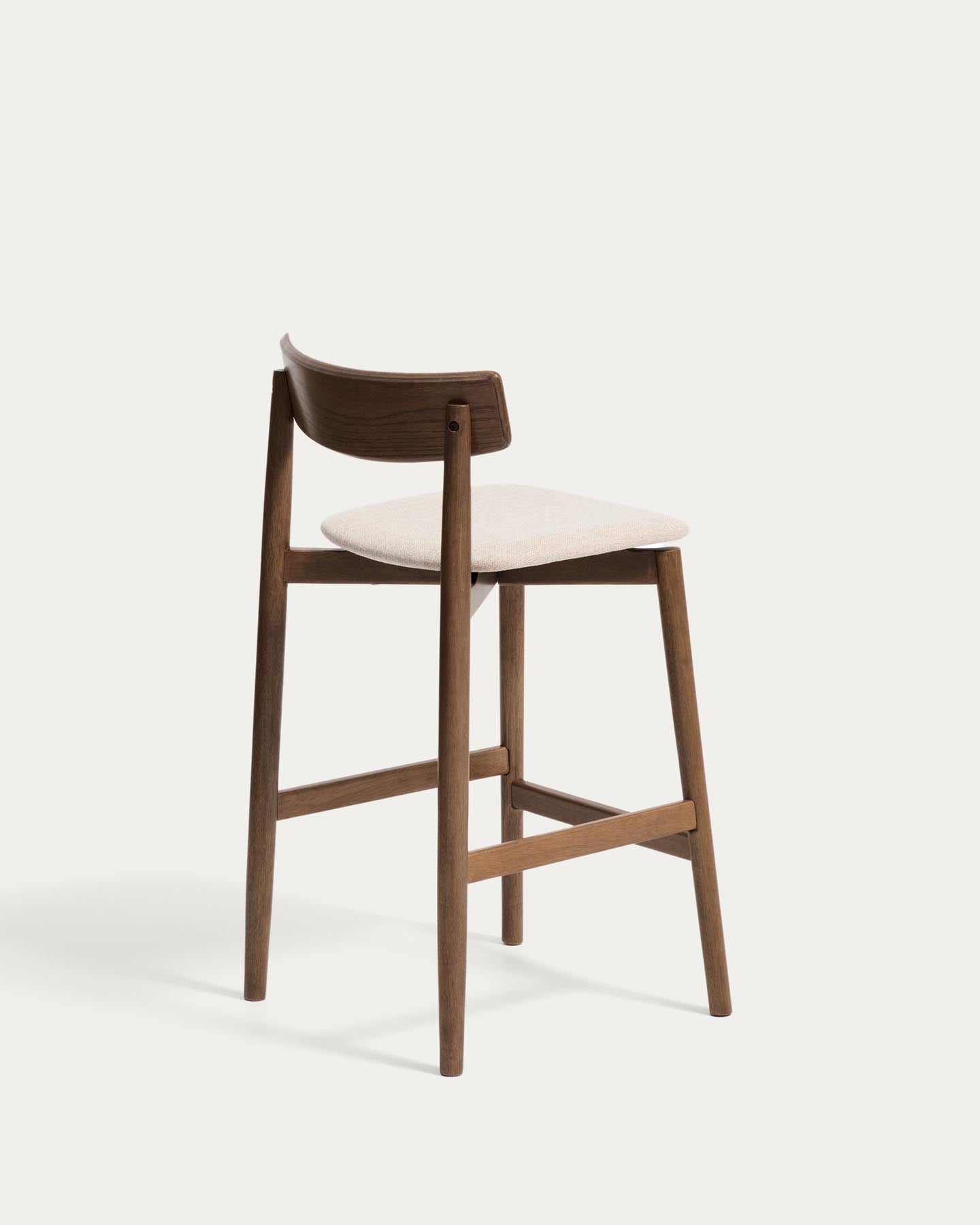 Hocker Evera mit Rückenlehne aus Eichenfurnier mit Nussbaumfinish und brauner Chenille, 65 cm in Braun präsentiert im Onlineshop von KAQTU Design AG. Barhocker ist von Kave Home