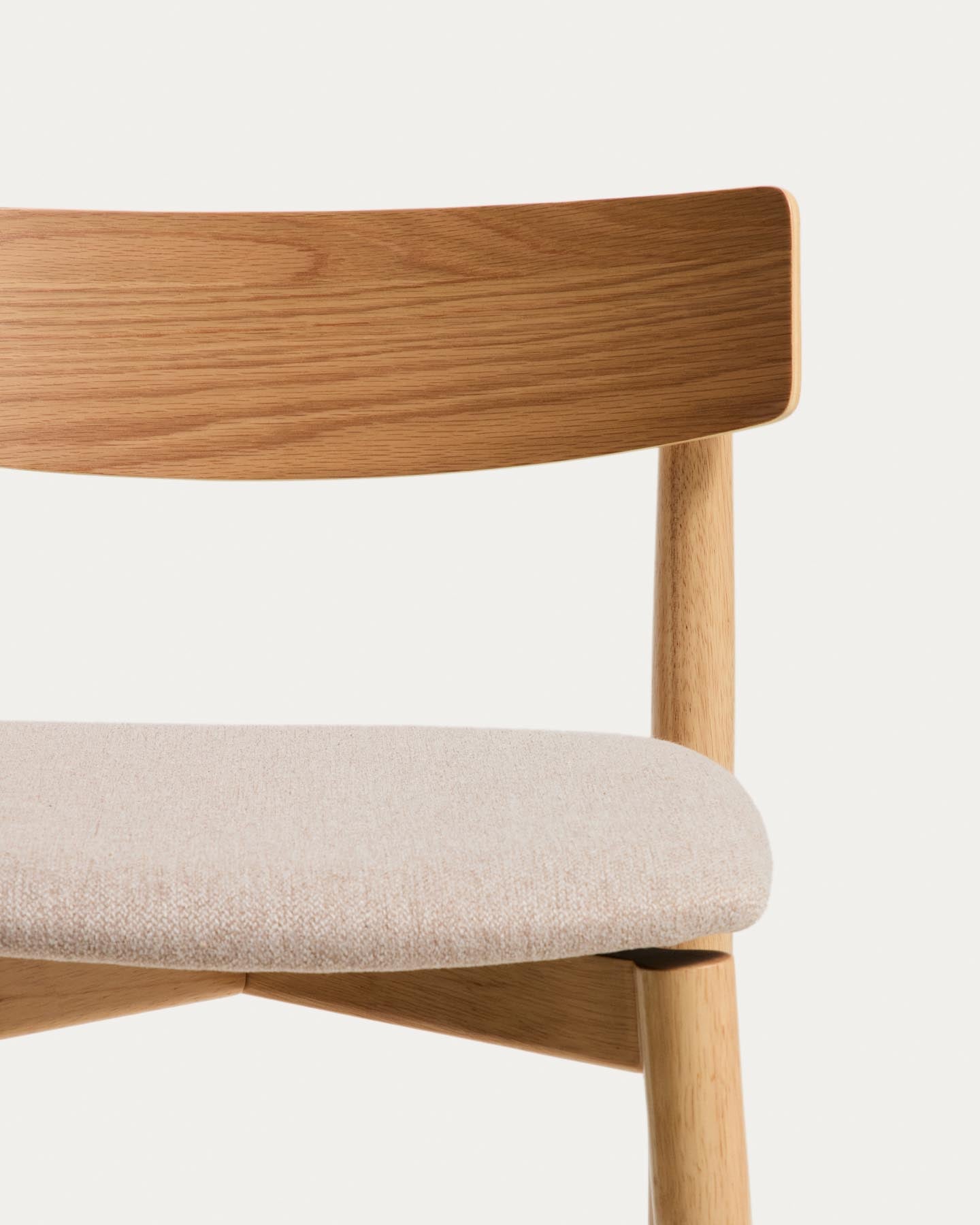 Hocker Evera mit Rückenlehne aus Eichenfurnier mit naturfarbenem Finish und beiger Chenille, 65 cm in Braun präsentiert im Onlineshop von KAQTU Design AG. Barhocker ist von Kave Home