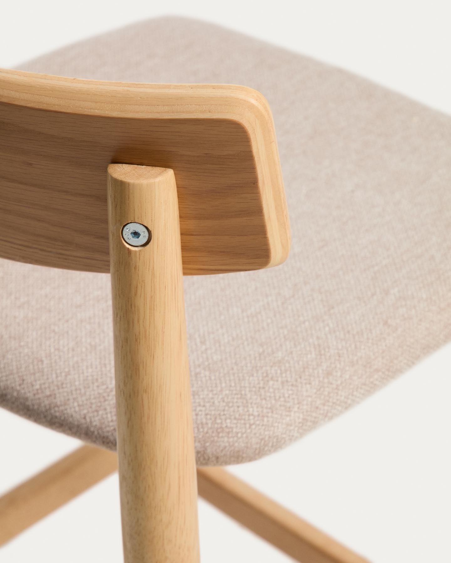 Hocker Evera mit Rückenlehne aus Eichenfurnier mit naturfarbenem Finish und beiger Chenille, 65 cm in Braun präsentiert im Onlineshop von KAQTU Design AG. Barhocker ist von Kave Home