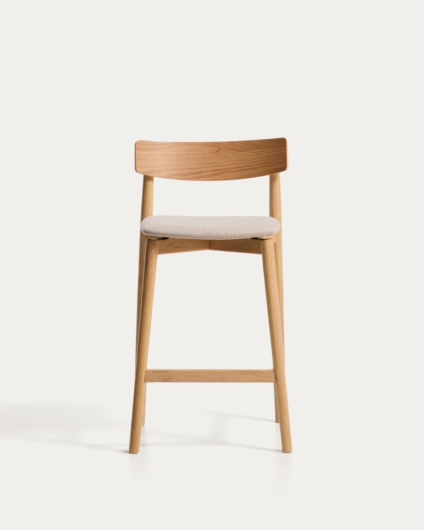 Hocker Evera mit Rückenlehne aus Eichenfurnier mit naturfarbenem Finish und beiger Chenille, 65 cm in Braun präsentiert im Onlineshop von KAQTU Design AG. Barhocker ist von Kave Home