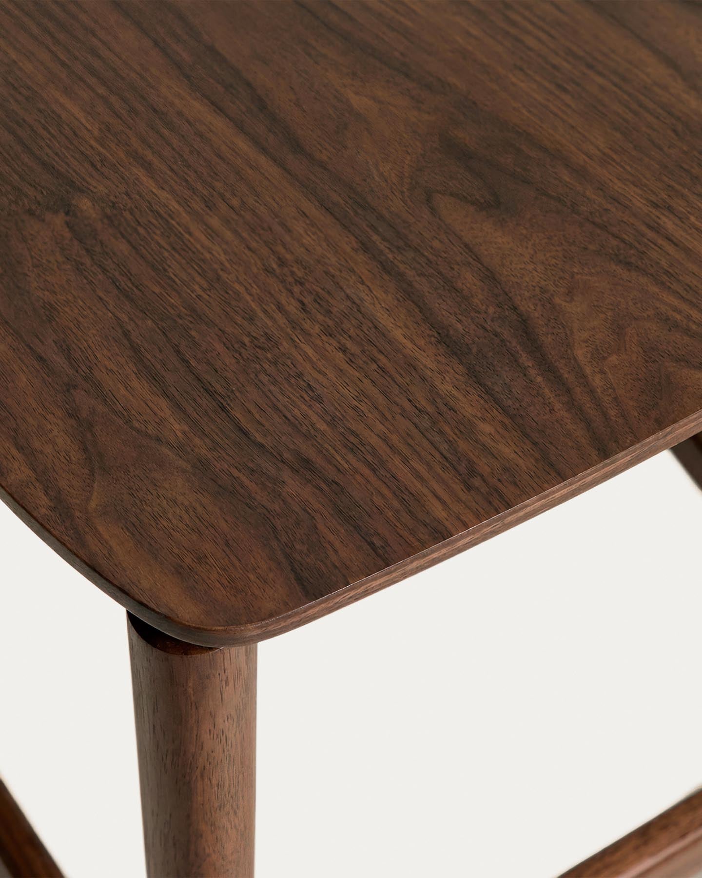 Hocker Evera aus Eichenfurnier mit Nussbaumfinish, 65 cm in Beige präsentiert im Onlineshop von KAQTU Design AG. Barhocker ist von Kave Home