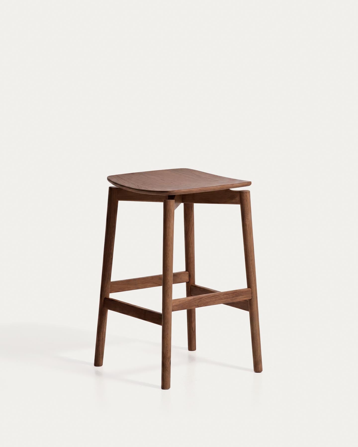 Hocker Evera aus Eichenfurnier mit Nussbaumfinish, 65 cm in Beige präsentiert im Onlineshop von KAQTU Design AG. Barhocker ist von Kave Home