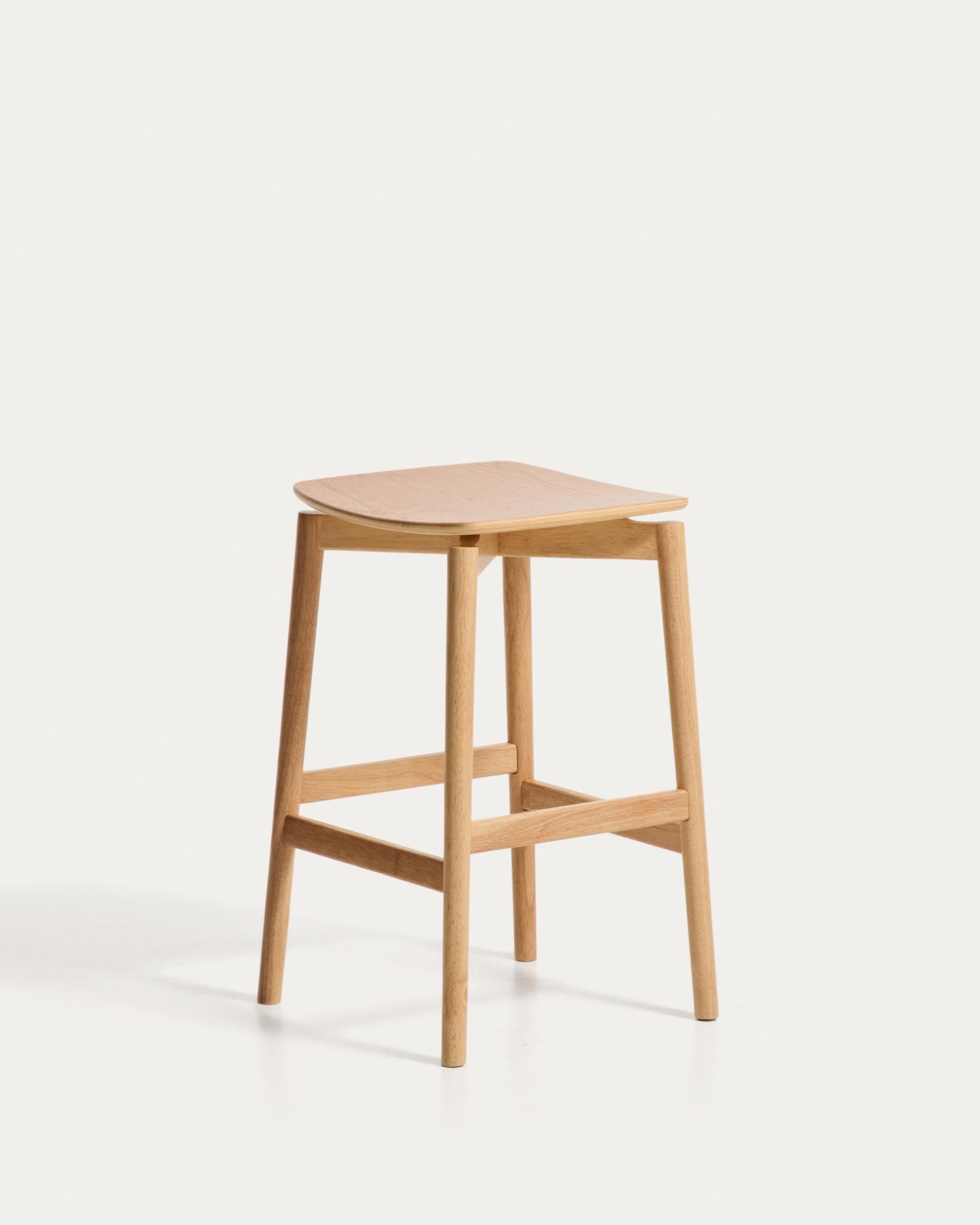 Hocker Evera aus Eichenfurnier mit naturfarbenem Finish, 65 cm in Beige präsentiert im Onlineshop von KAQTU Design AG. Barhocker ist von Kave Home