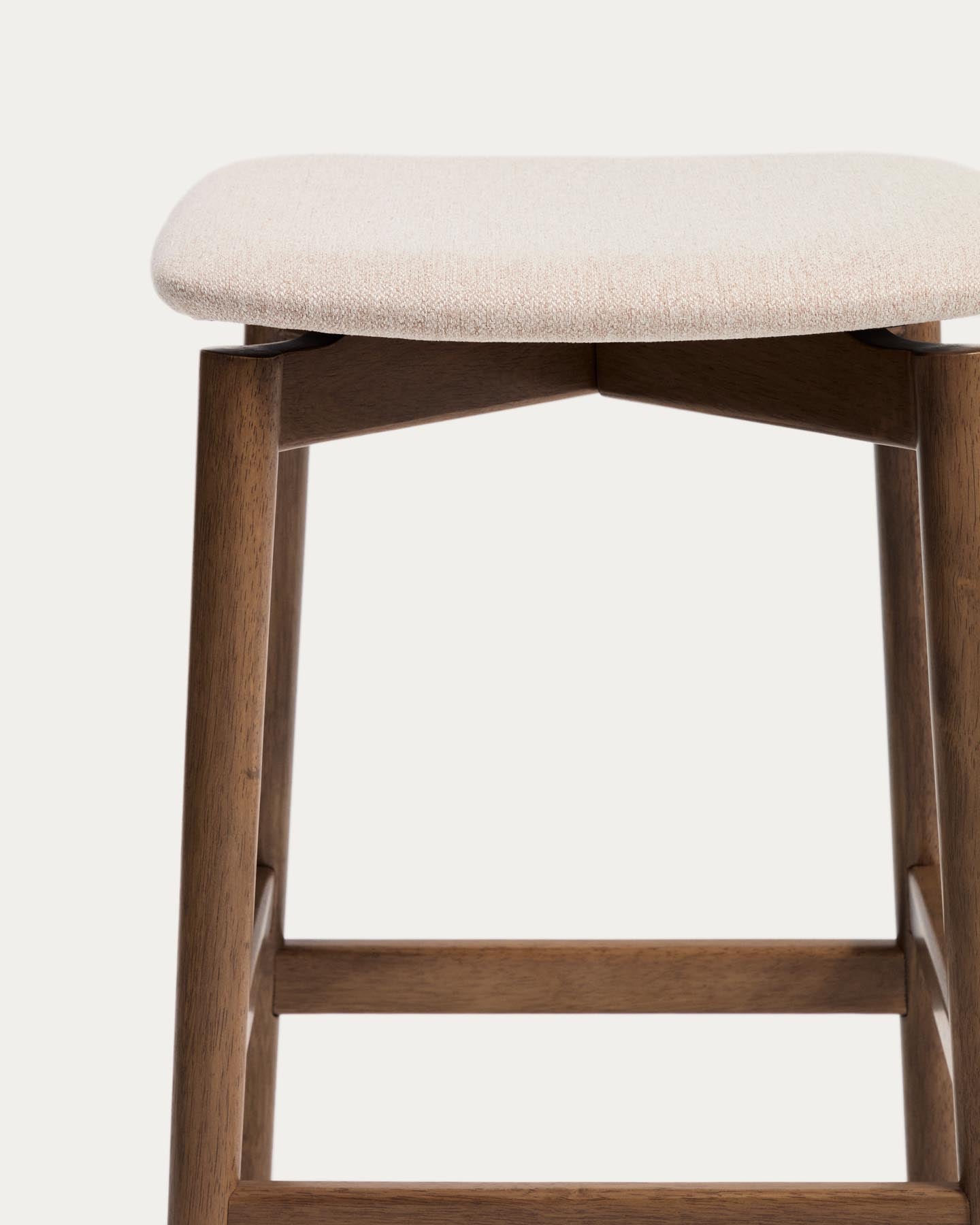 Hocker Evera aus Eichenfurnier mit Nussbaumfinish und brauner Chenille, 65 cm in Braun präsentiert im Onlineshop von KAQTU Design AG. Barhocker ist von Kave Home