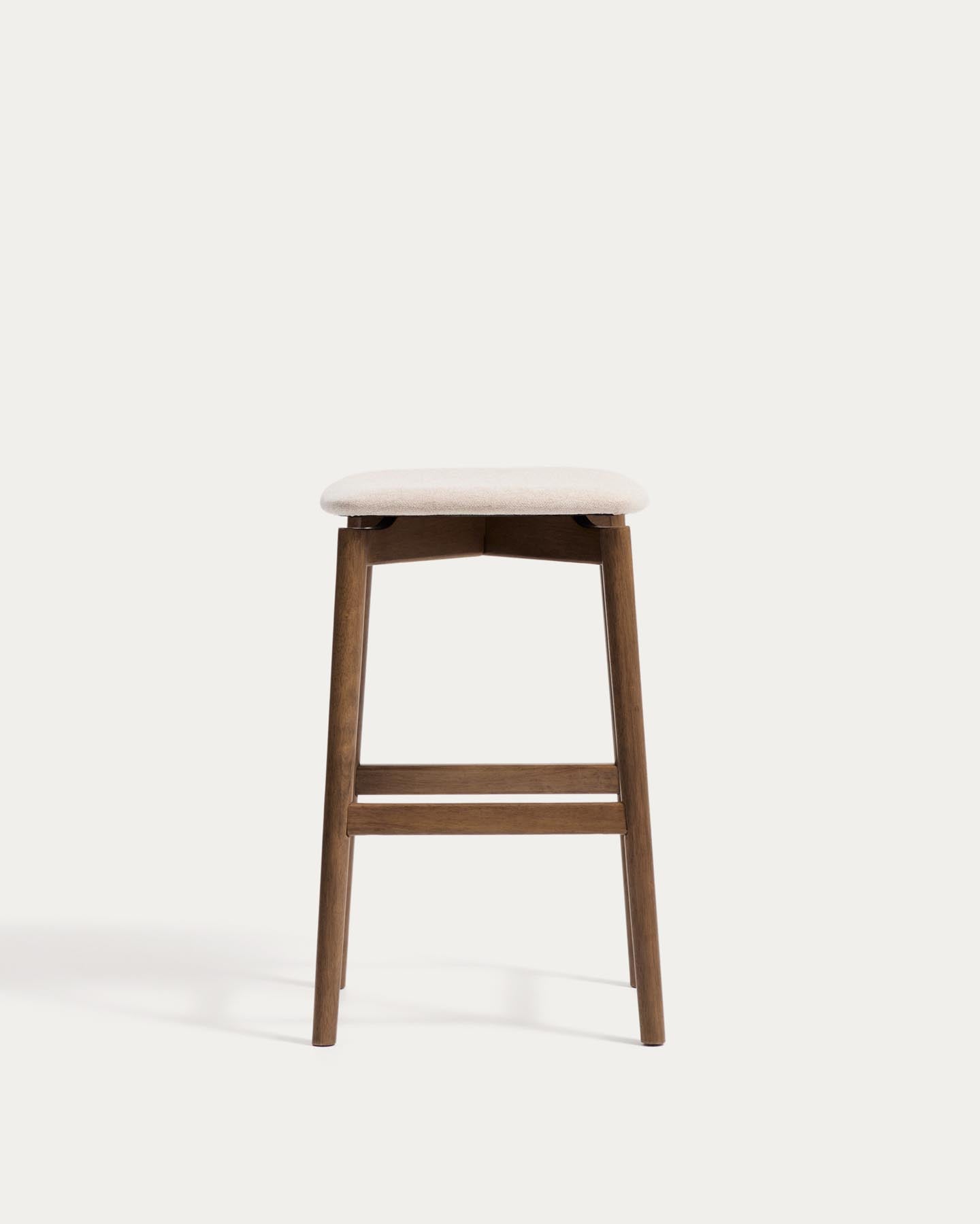 Hocker Evera aus Eichenfurnier mit Nussbaumfinish und brauner Chenille, 65 cm in Braun präsentiert im Onlineshop von KAQTU Design AG. Barhocker ist von Kave Home