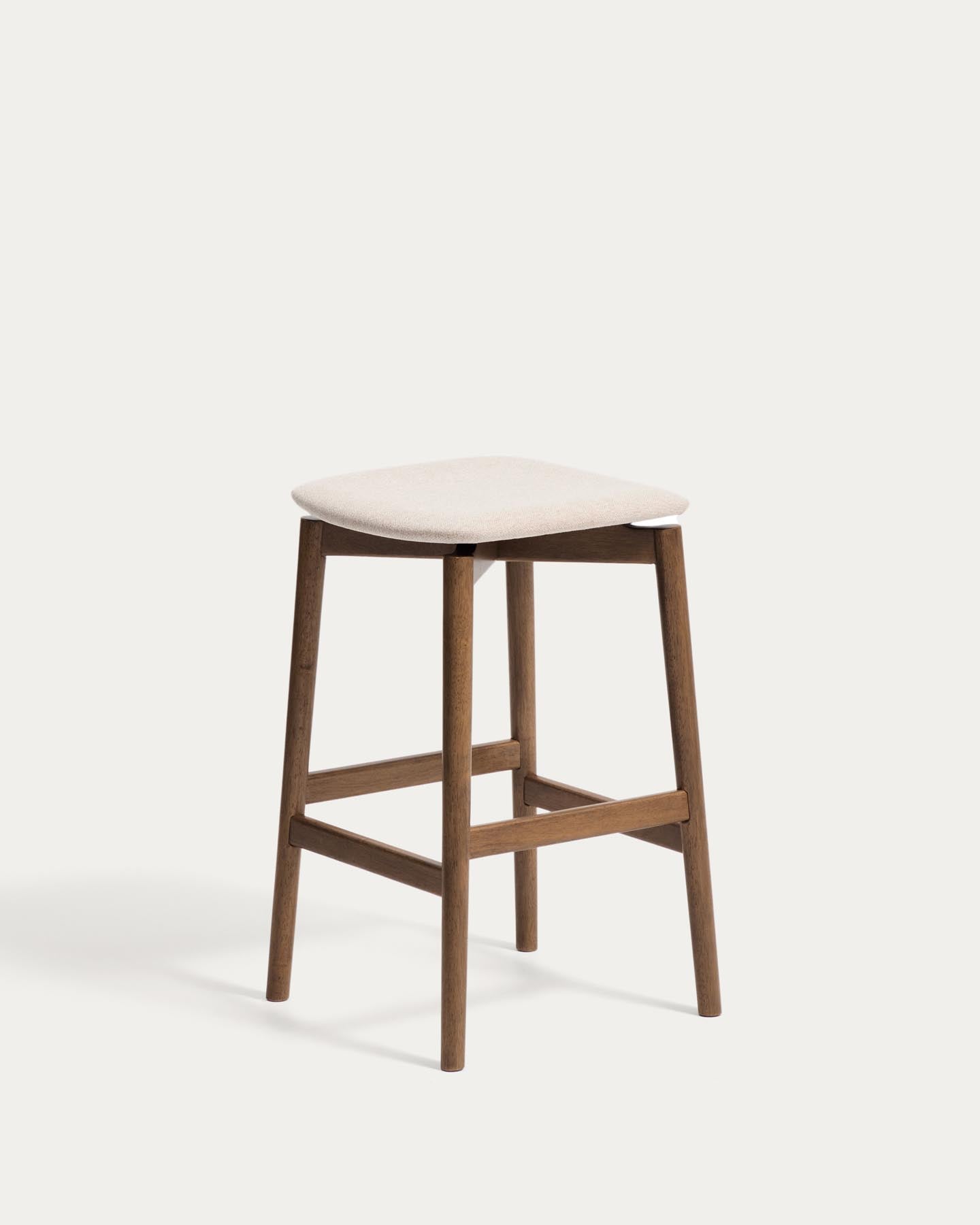 Hocker Evera aus Eichenfurnier mit Nussbaumfinish und brauner Chenille, 65 cm in Braun präsentiert im Onlineshop von KAQTU Design AG. Barhocker ist von Kave Home
