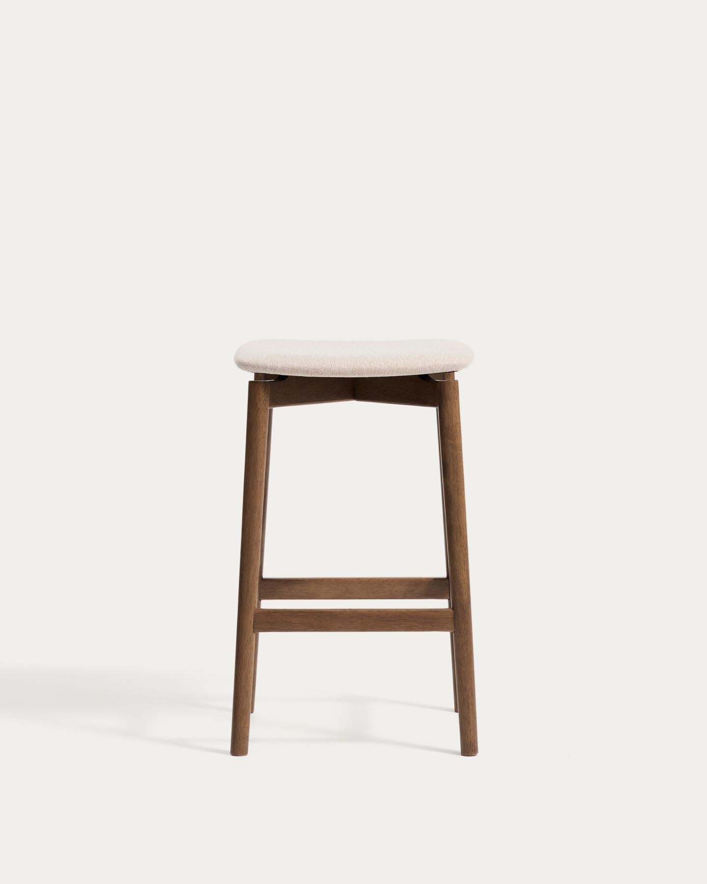 Hocker Evera aus Eichenfurnier mit Nussbaumfinish und brauner Chenille, 65 cm in Braun präsentiert im Onlineshop von KAQTU Design AG. Barhocker ist von Kave Home