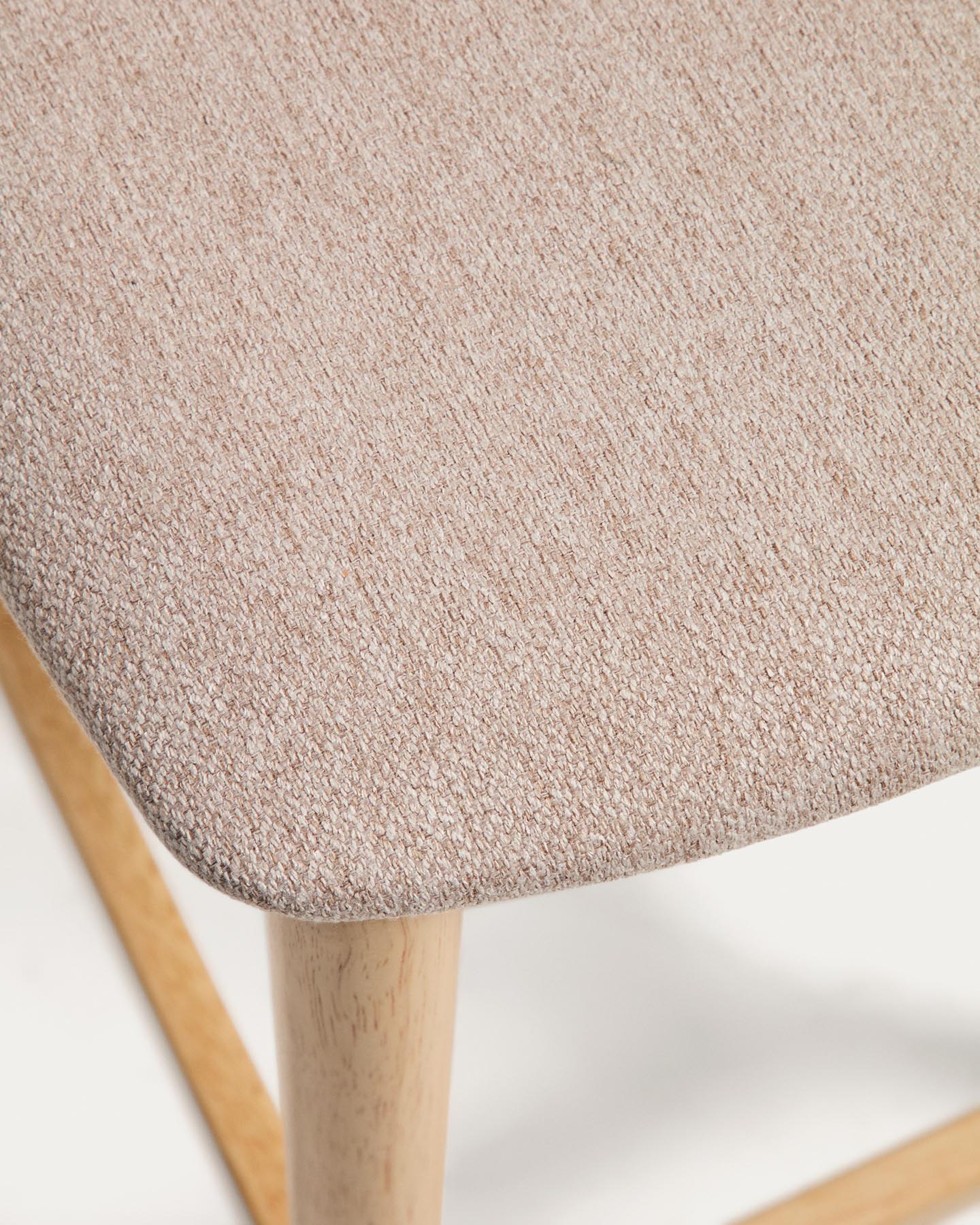 Hocker Evera aus Eichenfurnier mit naturfarbenem Finish und beiger Chenille, 65 cm in Beige präsentiert im Onlineshop von KAQTU Design AG. Barhocker ist von Kave Home