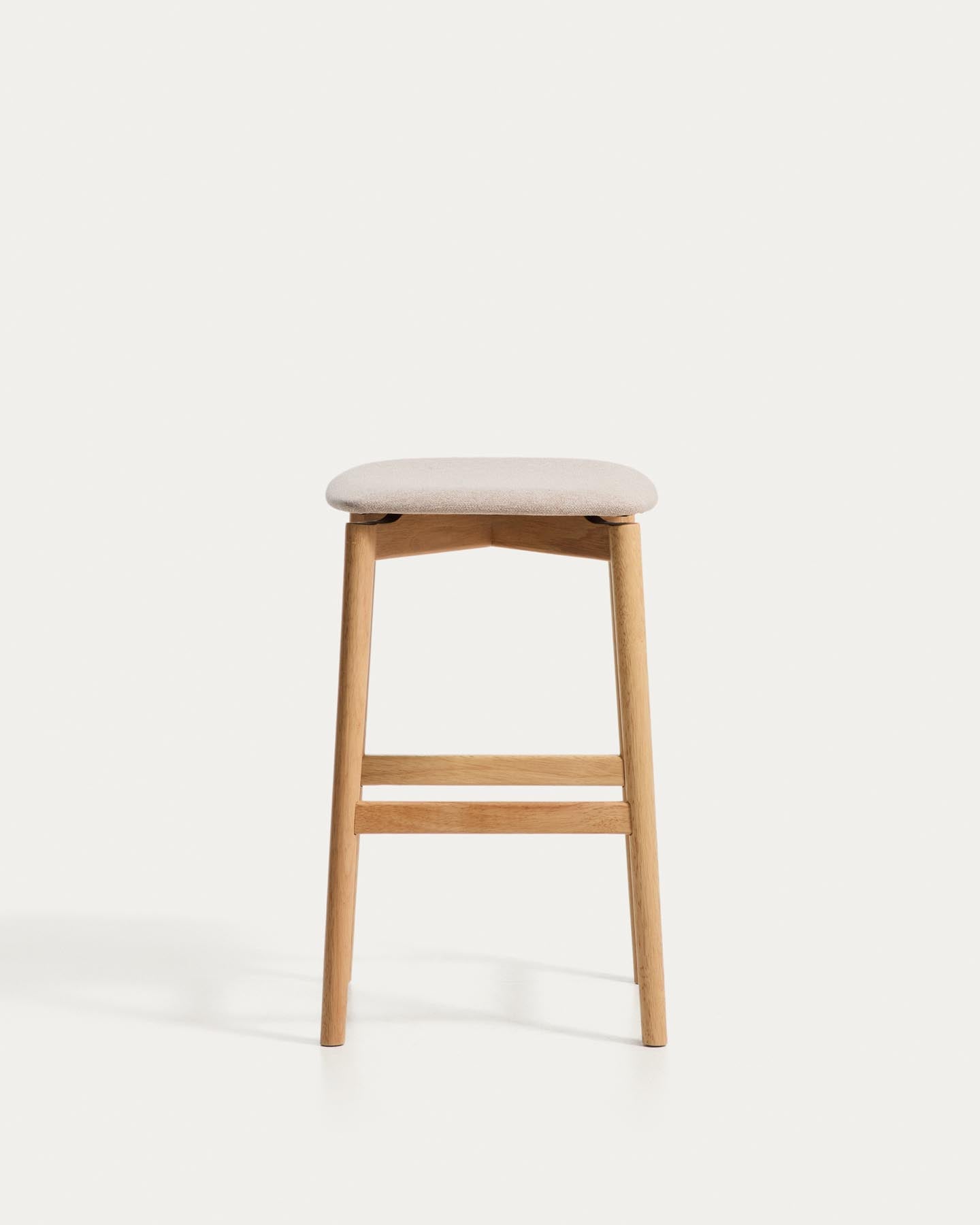 Hocker Evera aus Eichenfurnier mit naturfarbenem Finish und beiger Chenille, 65 cm in Beige präsentiert im Onlineshop von KAQTU Design AG. Barhocker ist von Kave Home