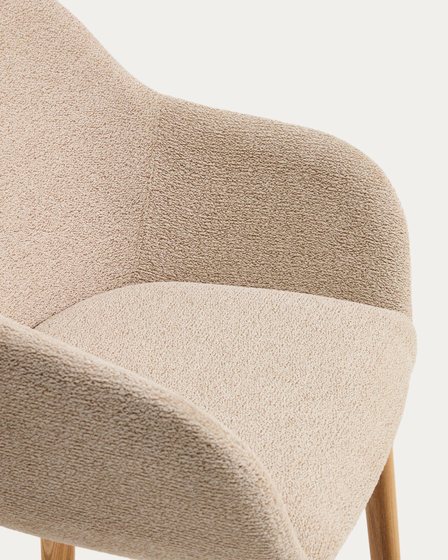 Armlehnenstuhl Meila mit beiger Chenille und Beinen aus massivem Eschenholz mit naturfarbenem Finish in Beige präsentiert im Onlineshop von KAQTU Design AG. Stuhl mit Armlehne ist von Kave Home
