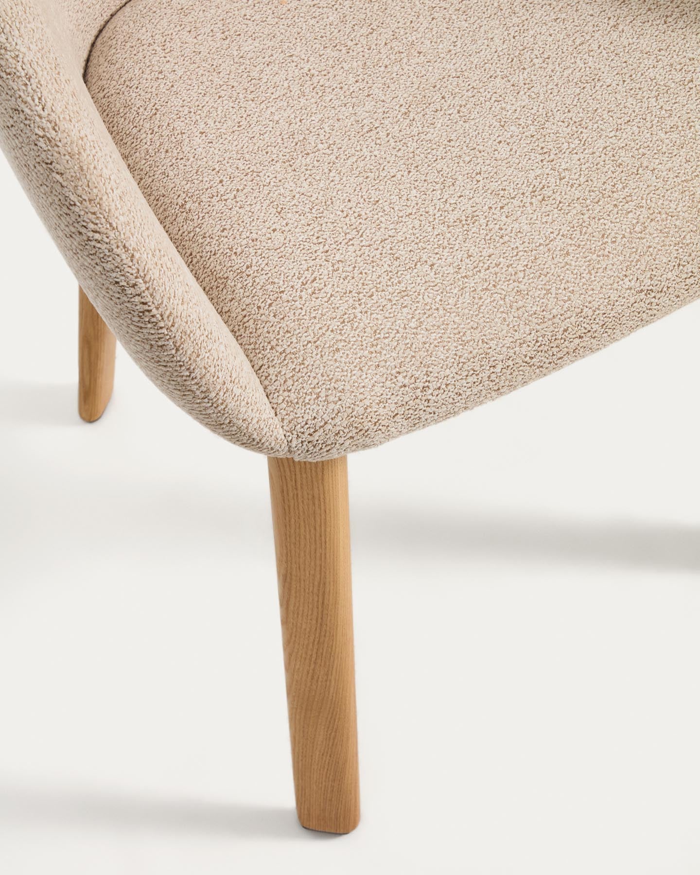 Armlehnenstuhl Meila mit beiger Chenille und Beinen aus massivem Eschenholz mit naturfarbenem Finish in Beige präsentiert im Onlineshop von KAQTU Design AG. Stuhl mit Armlehne ist von Kave Home