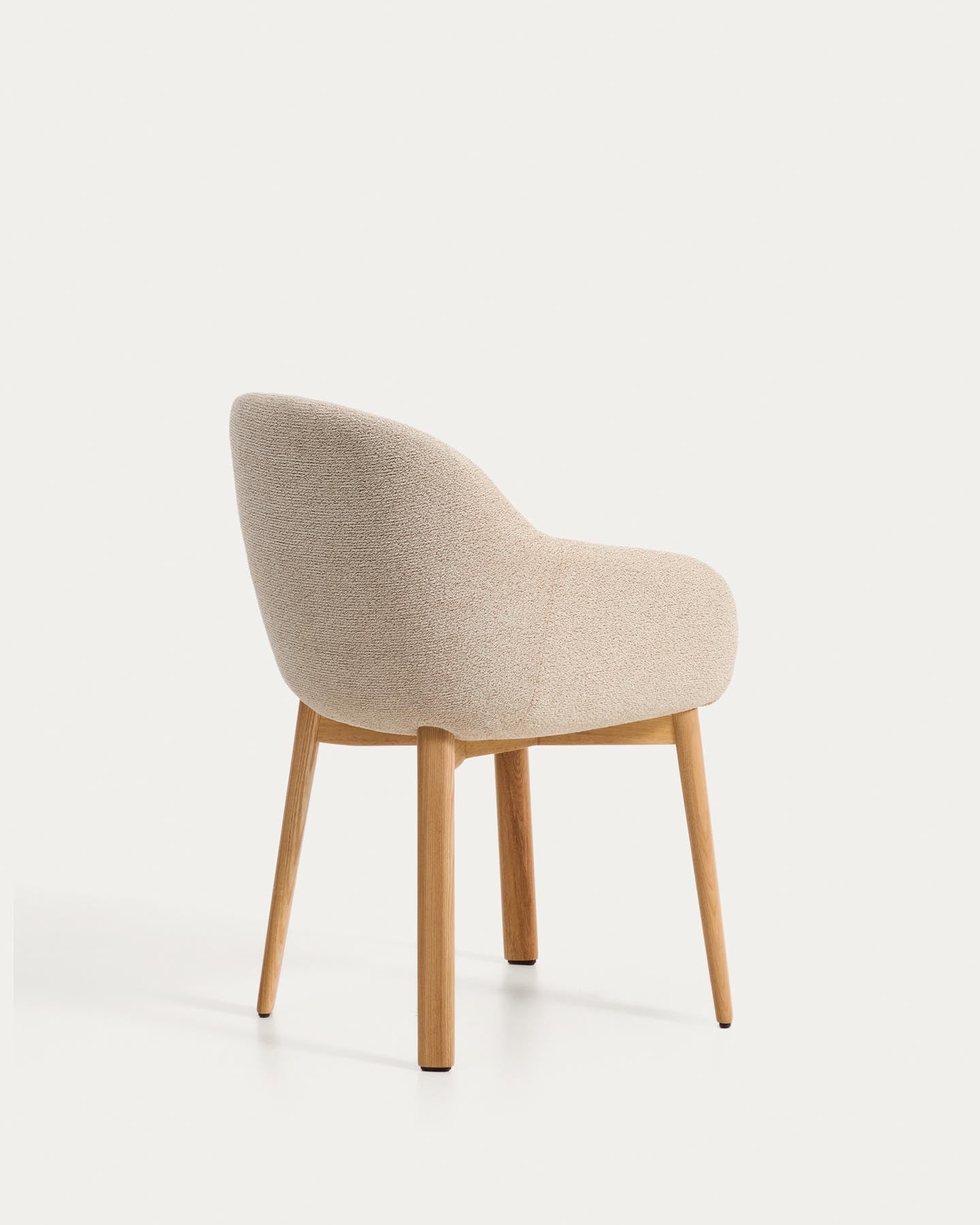 Armlehnenstuhl Meila mit beiger Chenille und Beinen aus massivem Eschenholz mit naturfarbenem Finish in Beige präsentiert im Onlineshop von KAQTU Design AG. Stuhl mit Armlehne ist von Kave Home
