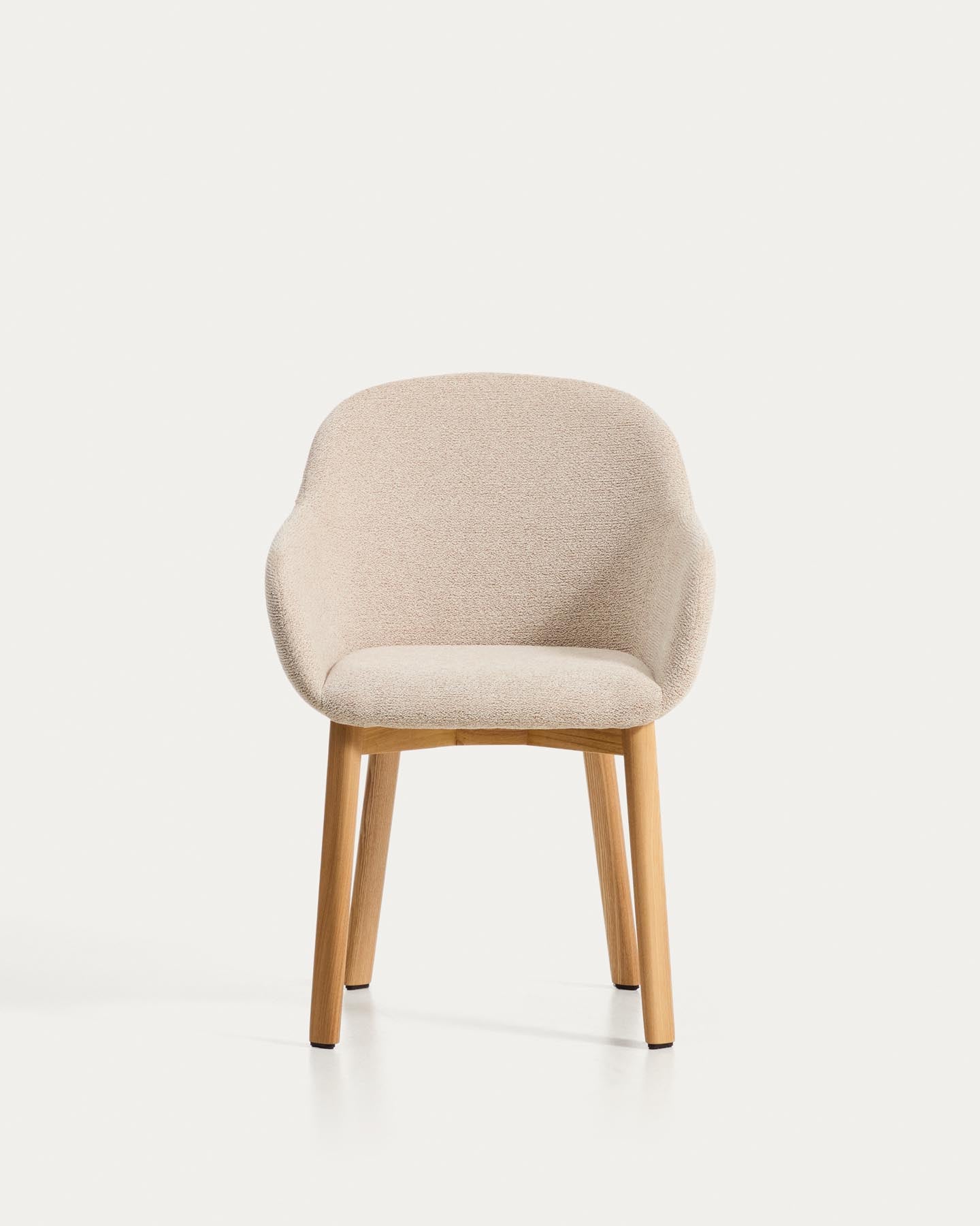 Armlehnenstuhl Meila mit beiger Chenille und Beinen aus massivem Eschenholz mit naturfarbenem Finish in Beige präsentiert im Onlineshop von KAQTU Design AG. Stuhl mit Armlehne ist von Kave Home
