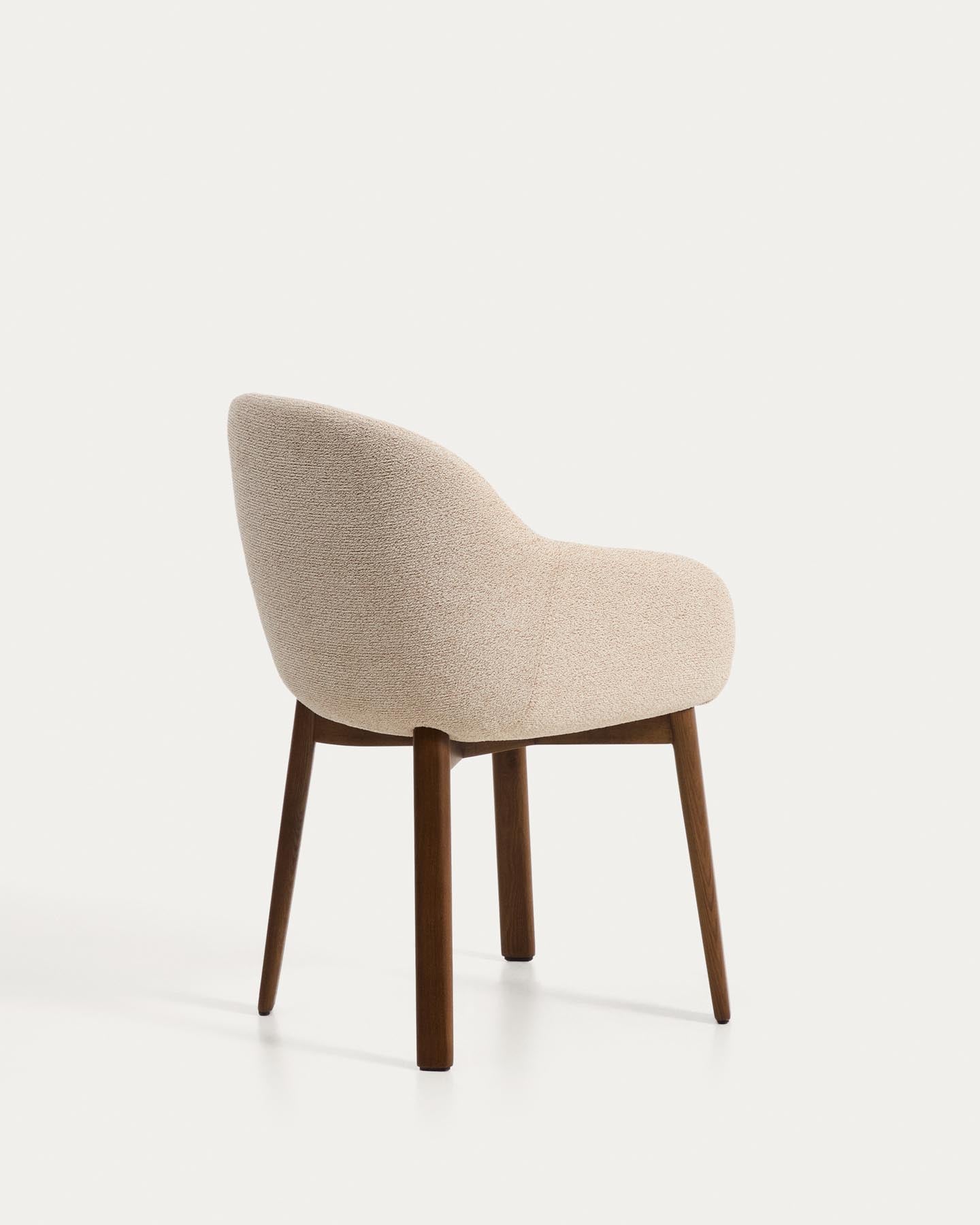 Armlehnenstuhl Meila mit beiger Chenille und Beinen aus massivem Eschenholz mit Nussbaumfinish in Beige präsentiert im Onlineshop von KAQTU Design AG. Stuhl mit Armlehne ist von Kave Home