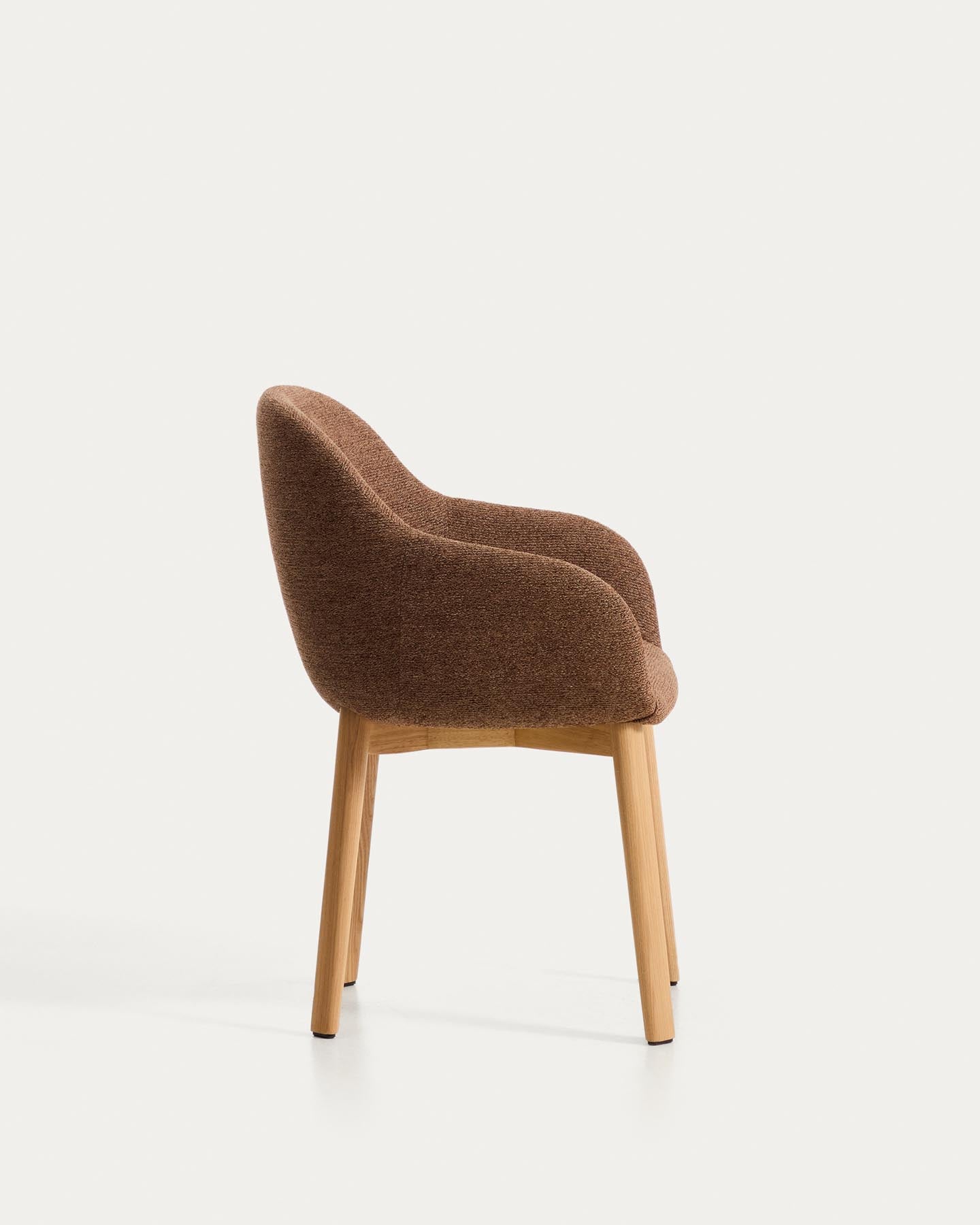 Armlehnenstuhl Meila mit terrakottafarbener Chenille und Beinen aus massivem Eschenholz mit naturfarbenem Finish in Terrakotta präsentiert im Onlineshop von KAQTU Design AG. Stuhl mit Armlehne ist von Kave Home